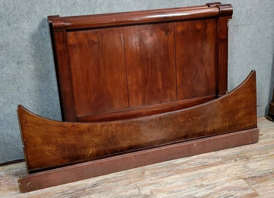 Rare Empire period mahogany bed with gilt bronze profiles circa 1800
