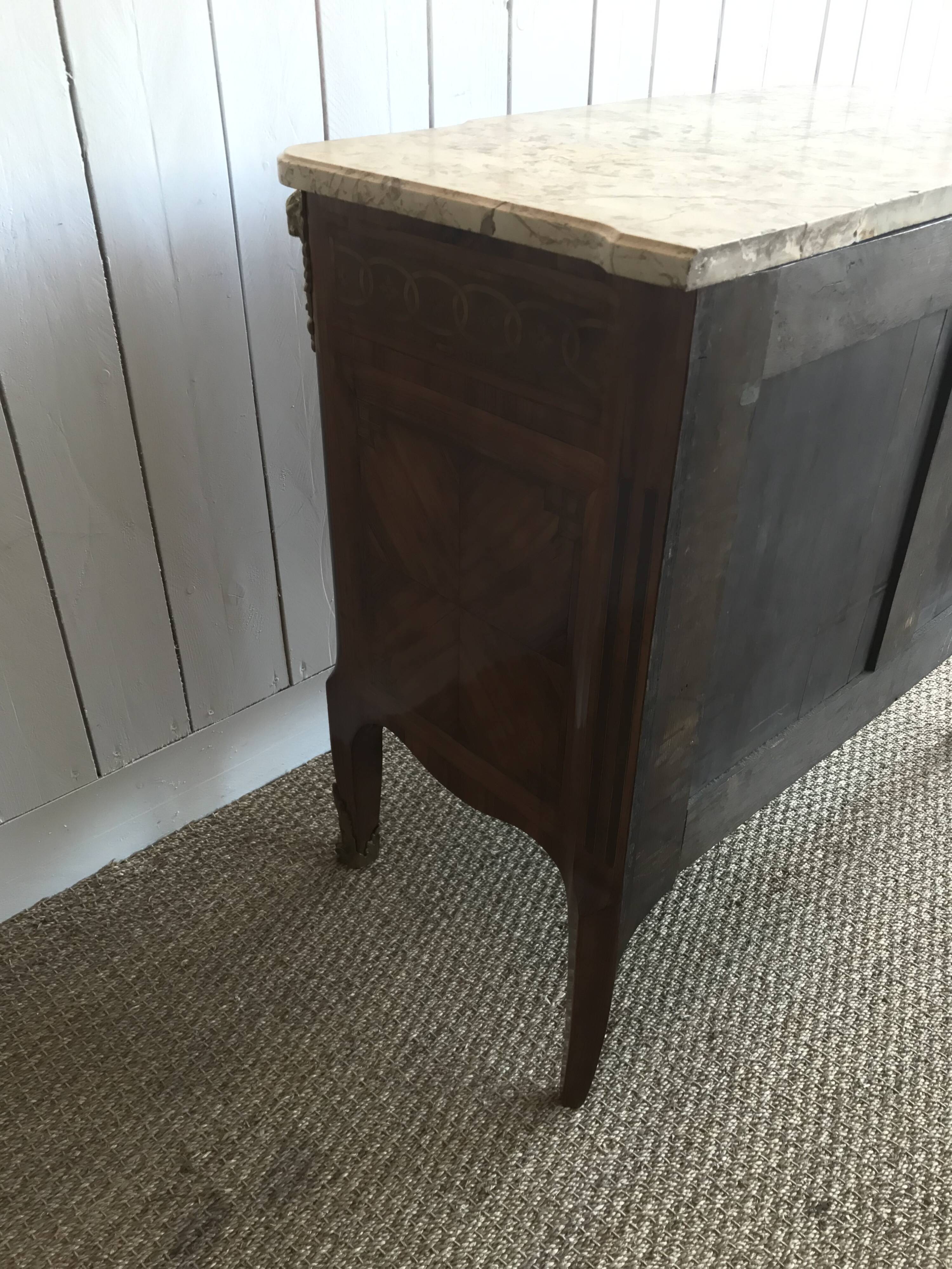 Commode transition in marquetry. 18th century.