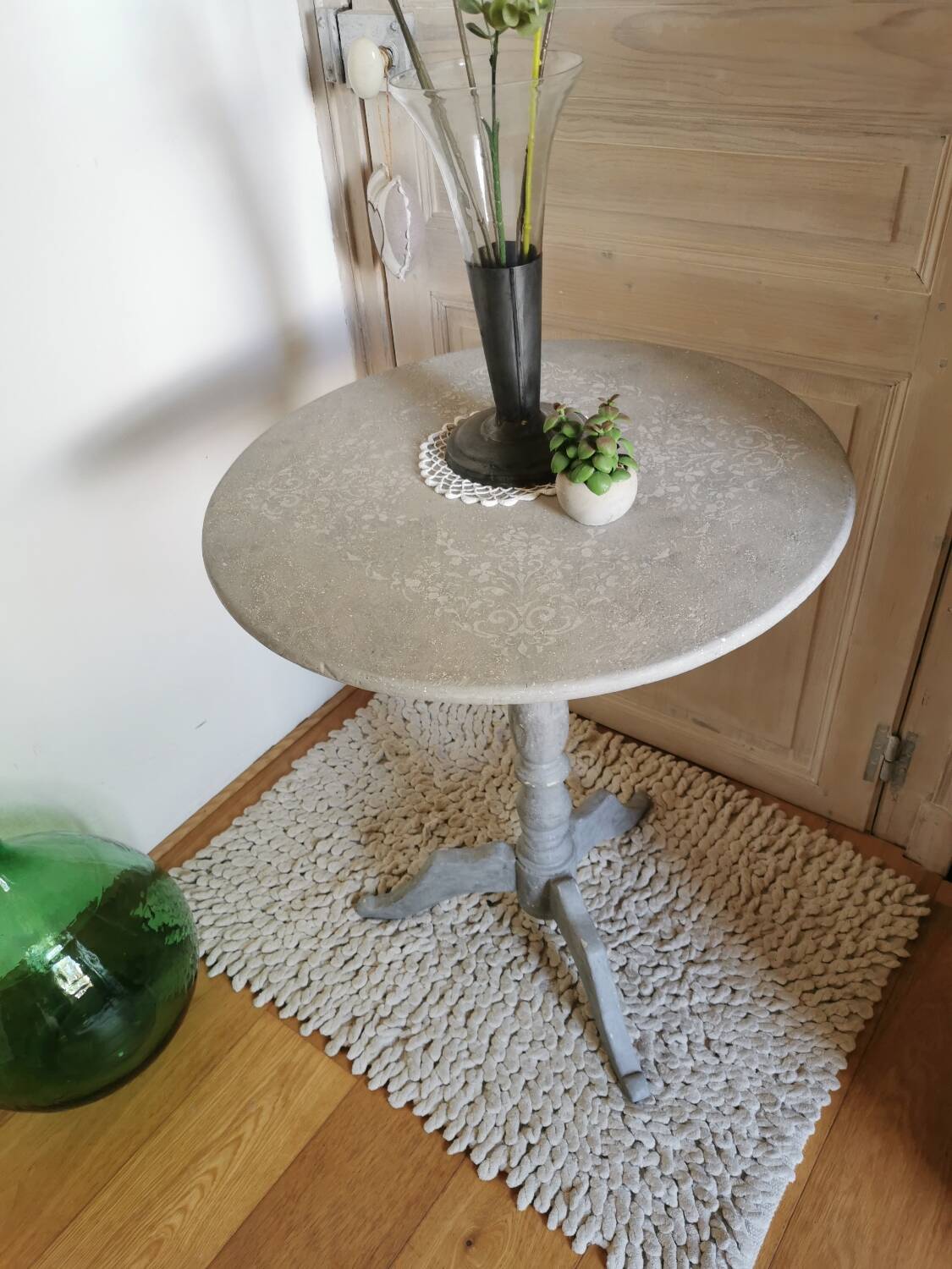 Shabby chic pedestal table