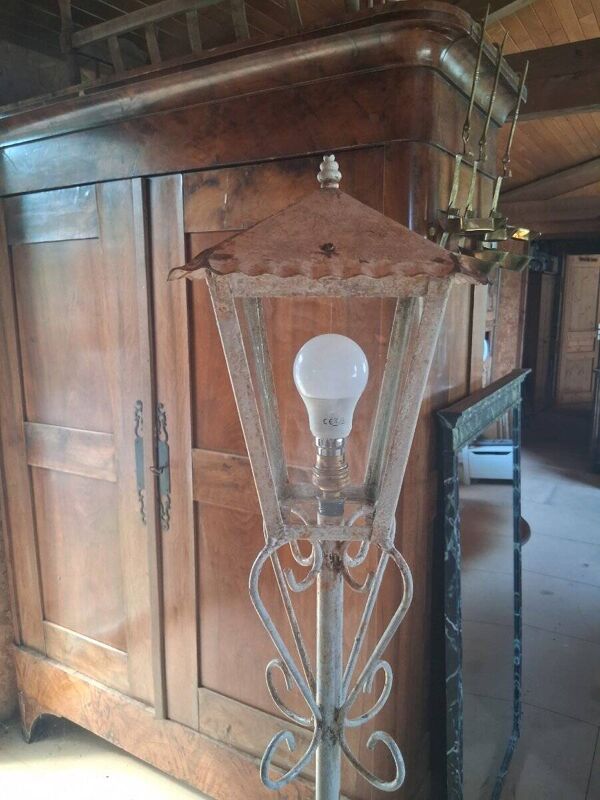Lampadaire de jardin métallique avec peinture blanche craquelée - années 60