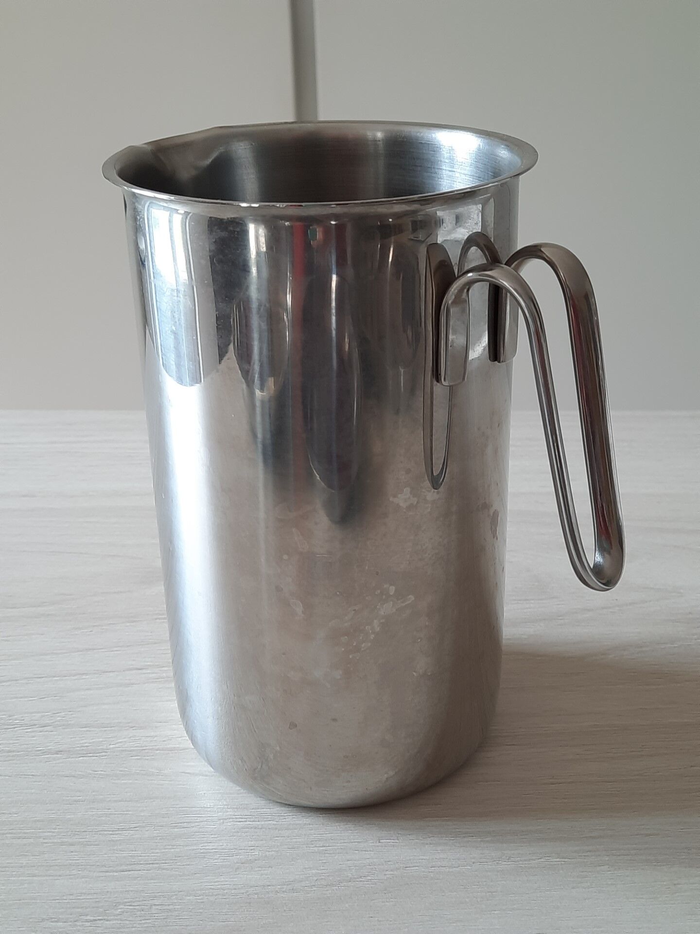 Set of 3 dishes and 1 stainless steel pitcher
