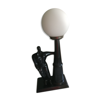 Lampe à poser noir métallisé et globe opaline années 1980