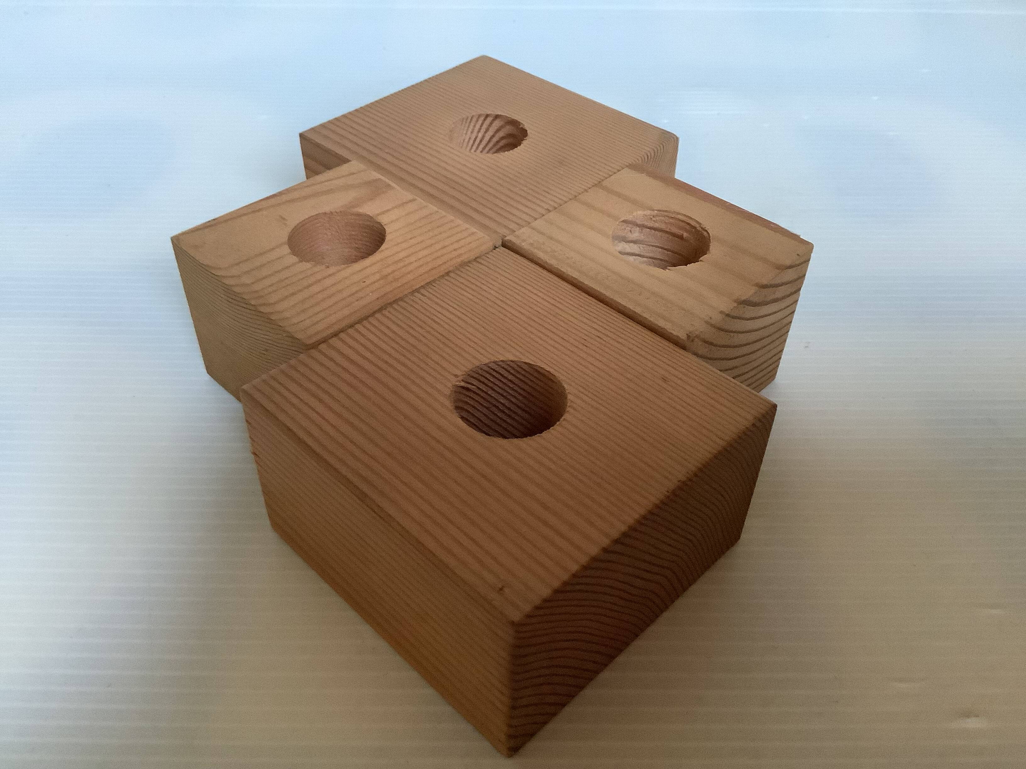 Quatre bougeoirs en bois scandinave