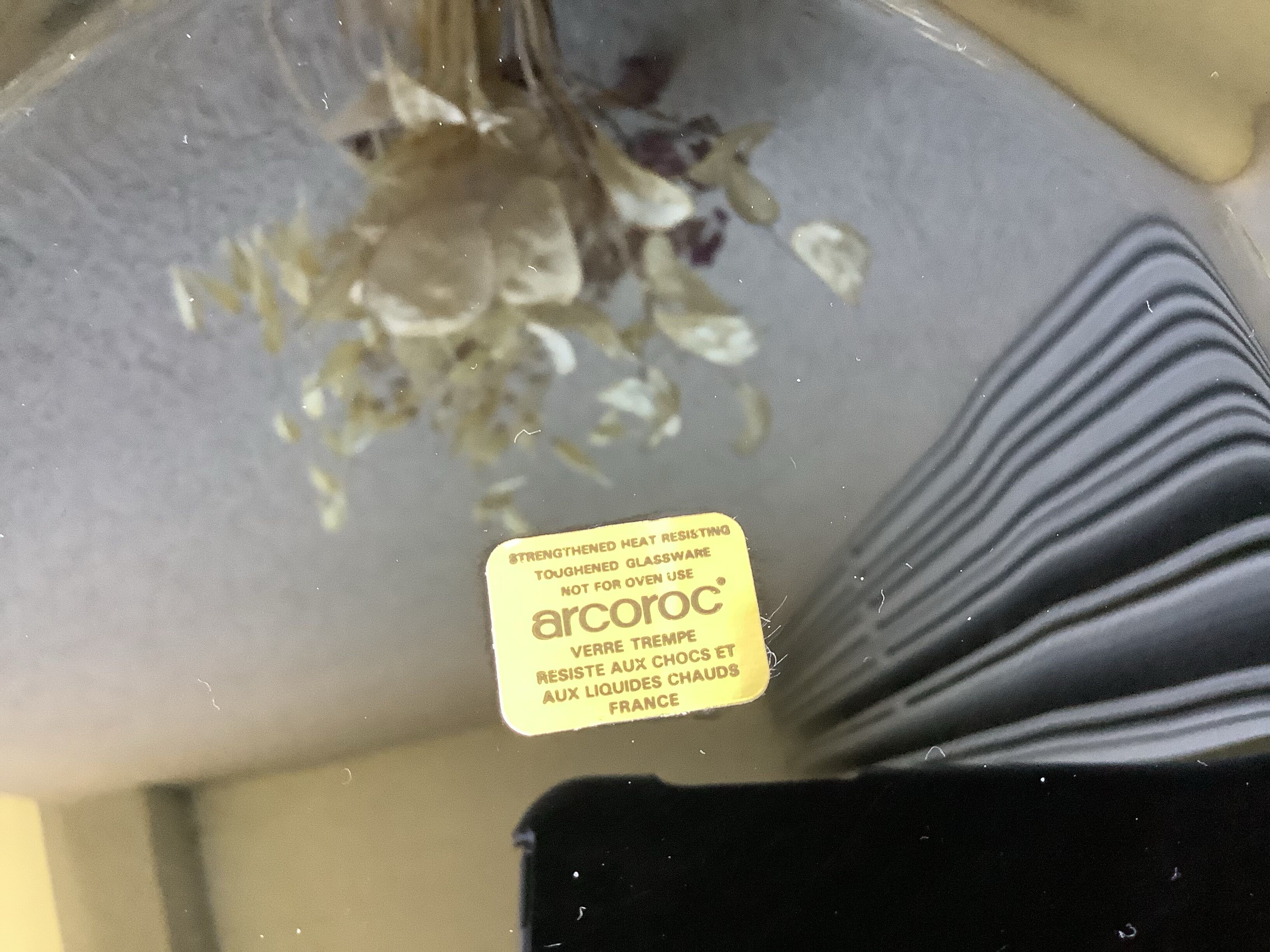 Art Deco-style black Arcoroc octime plates