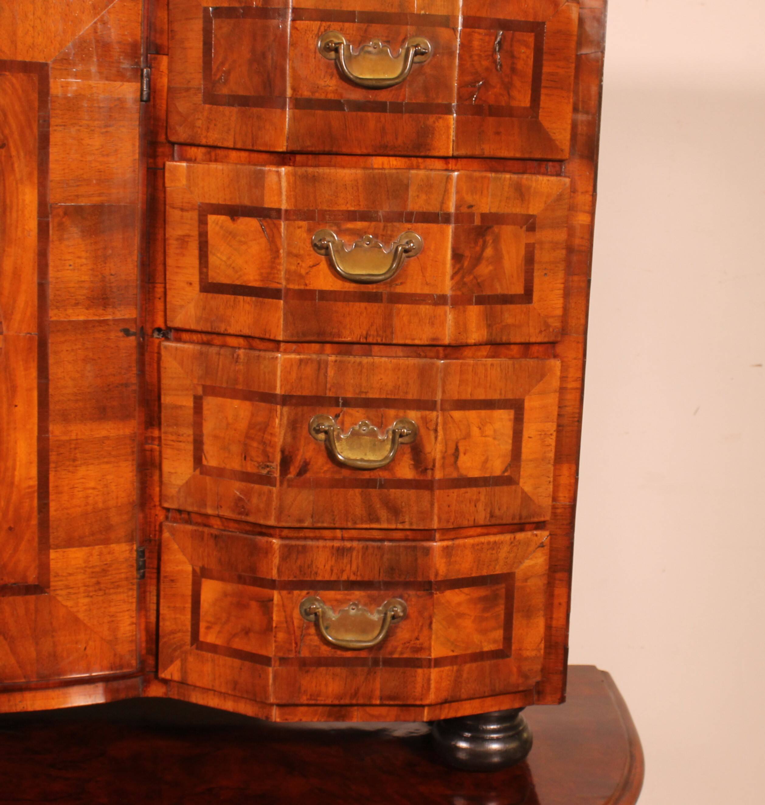 Cabinet allemand en noyer, XVIIIème siècle