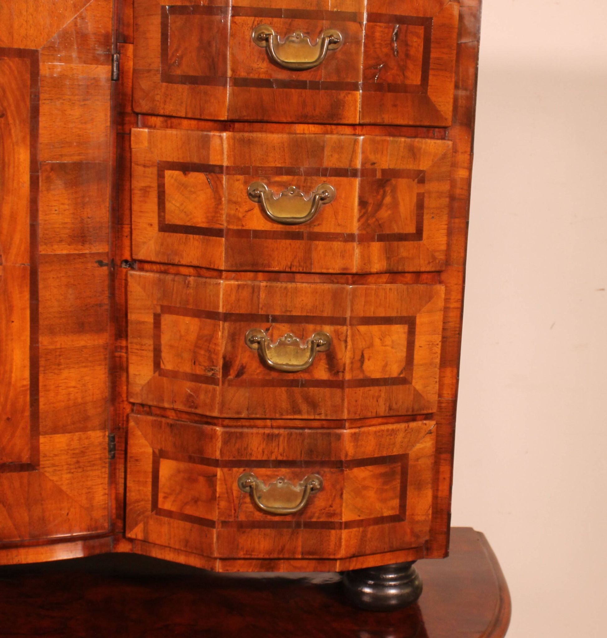 Cabinet allemand en noyer, XVIIIème siècle