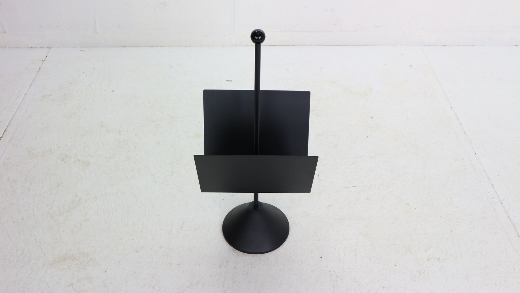 Porada Arredi Black Metal Minimalistic Magazinine Rack, 1980's, Italy