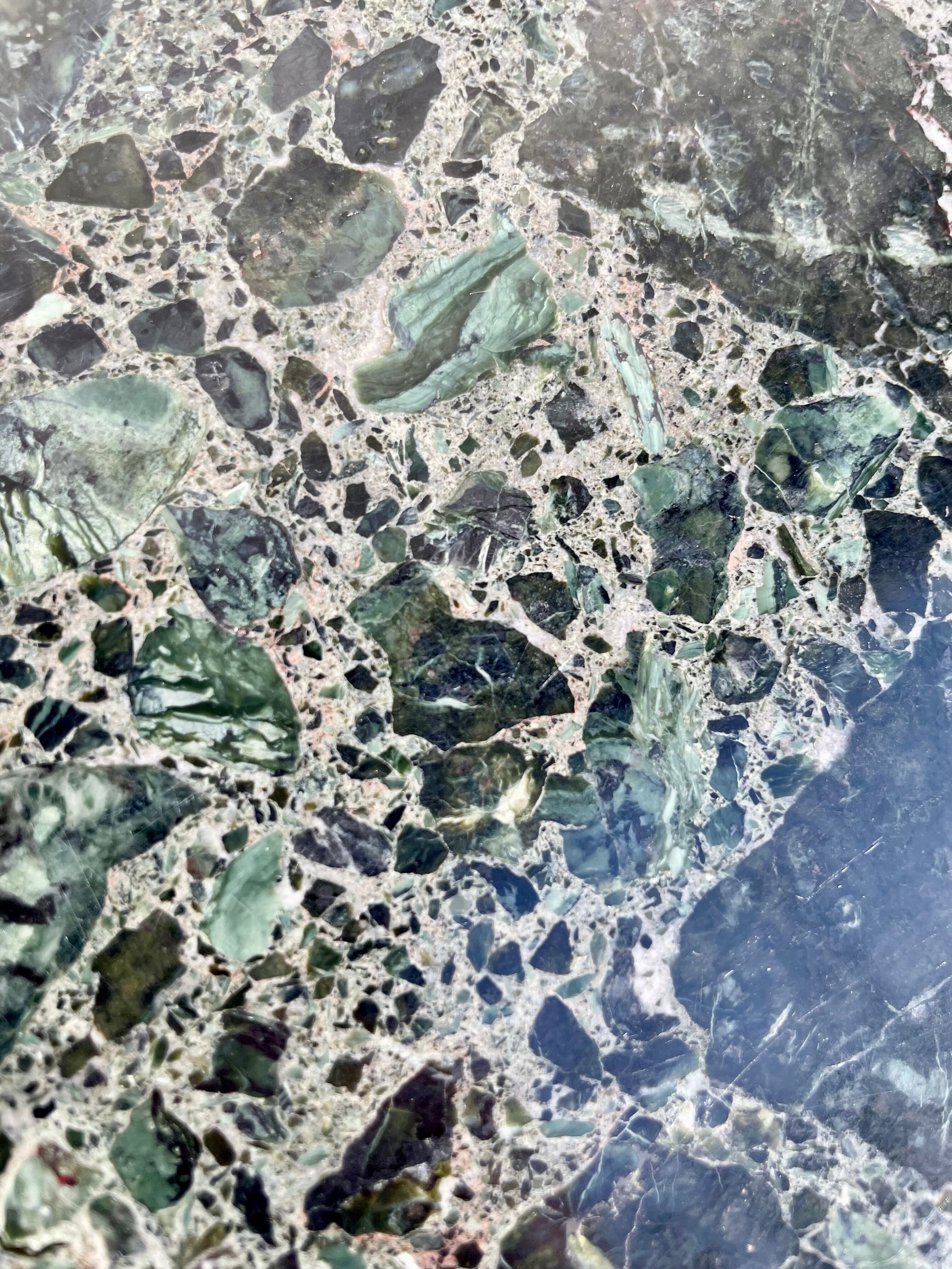 Table basse en fer forgé et marbre vert des Alpes