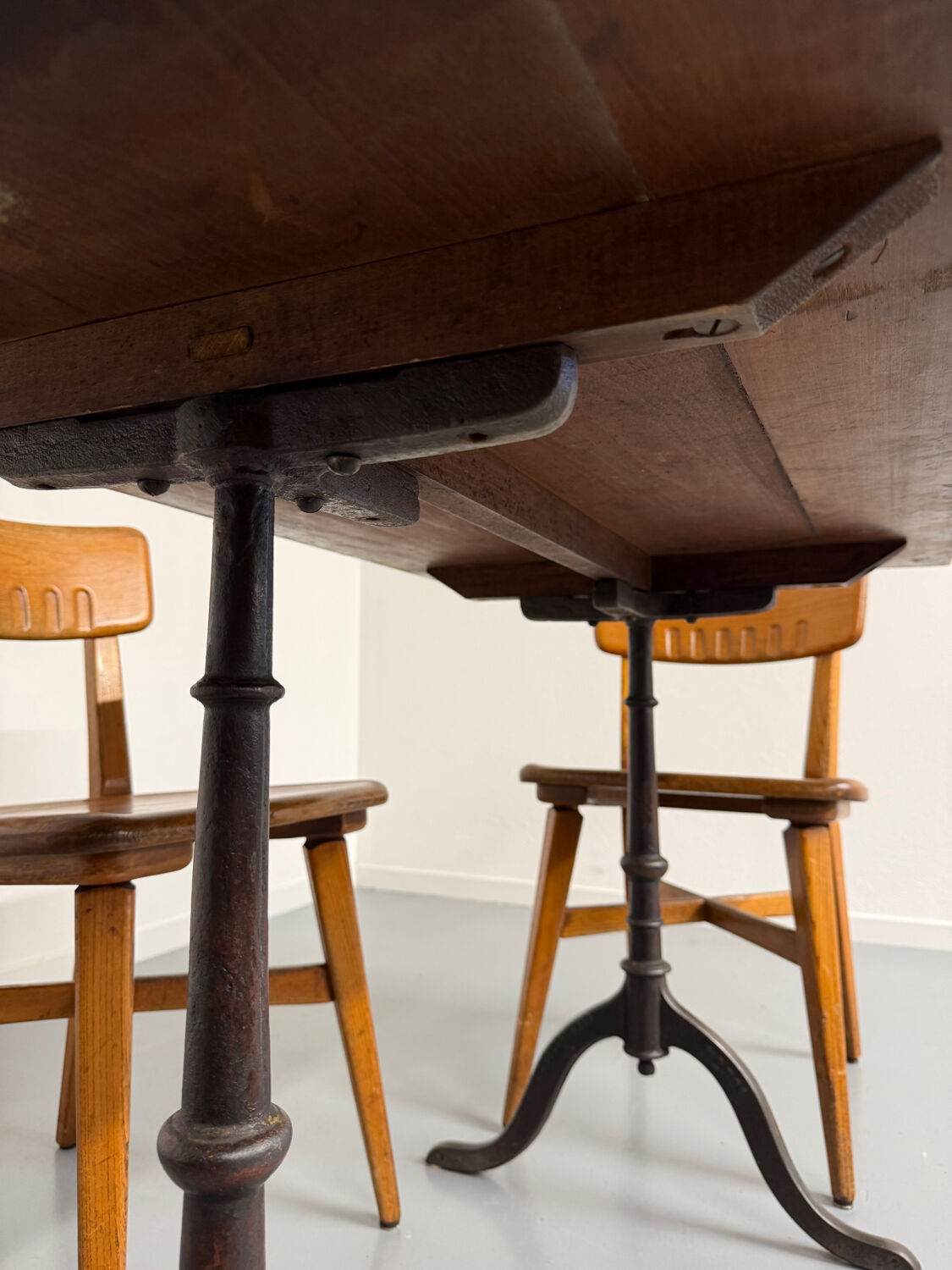 Ancienne table bistrot  Horgen Glarus en bois et fonte début XX eme