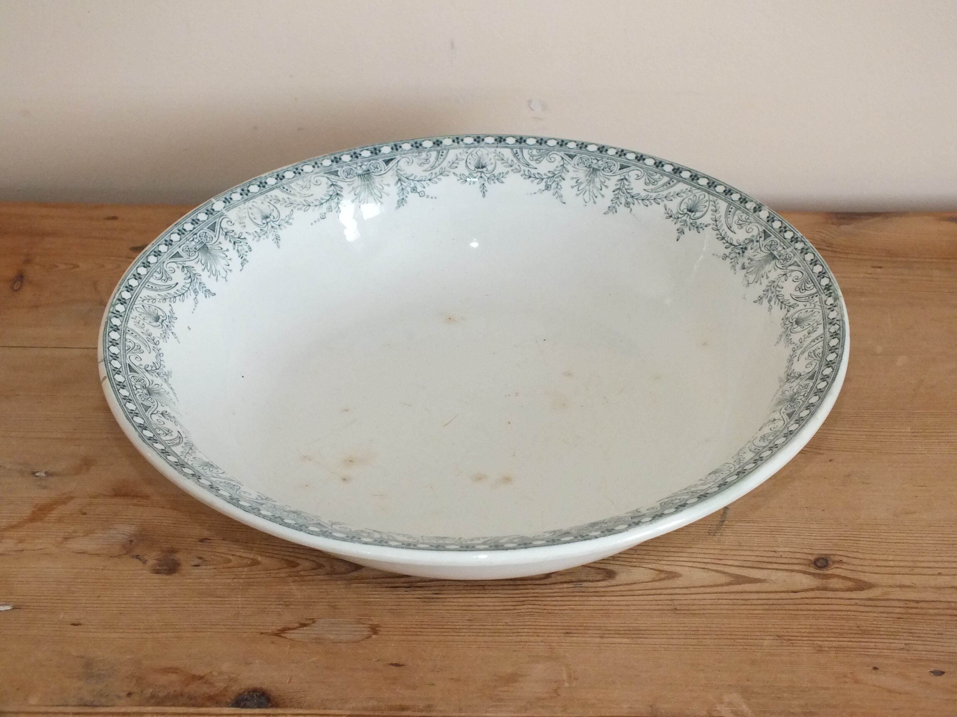 Hollow dish in Iron Earth Moulin des Loups model Wilbur