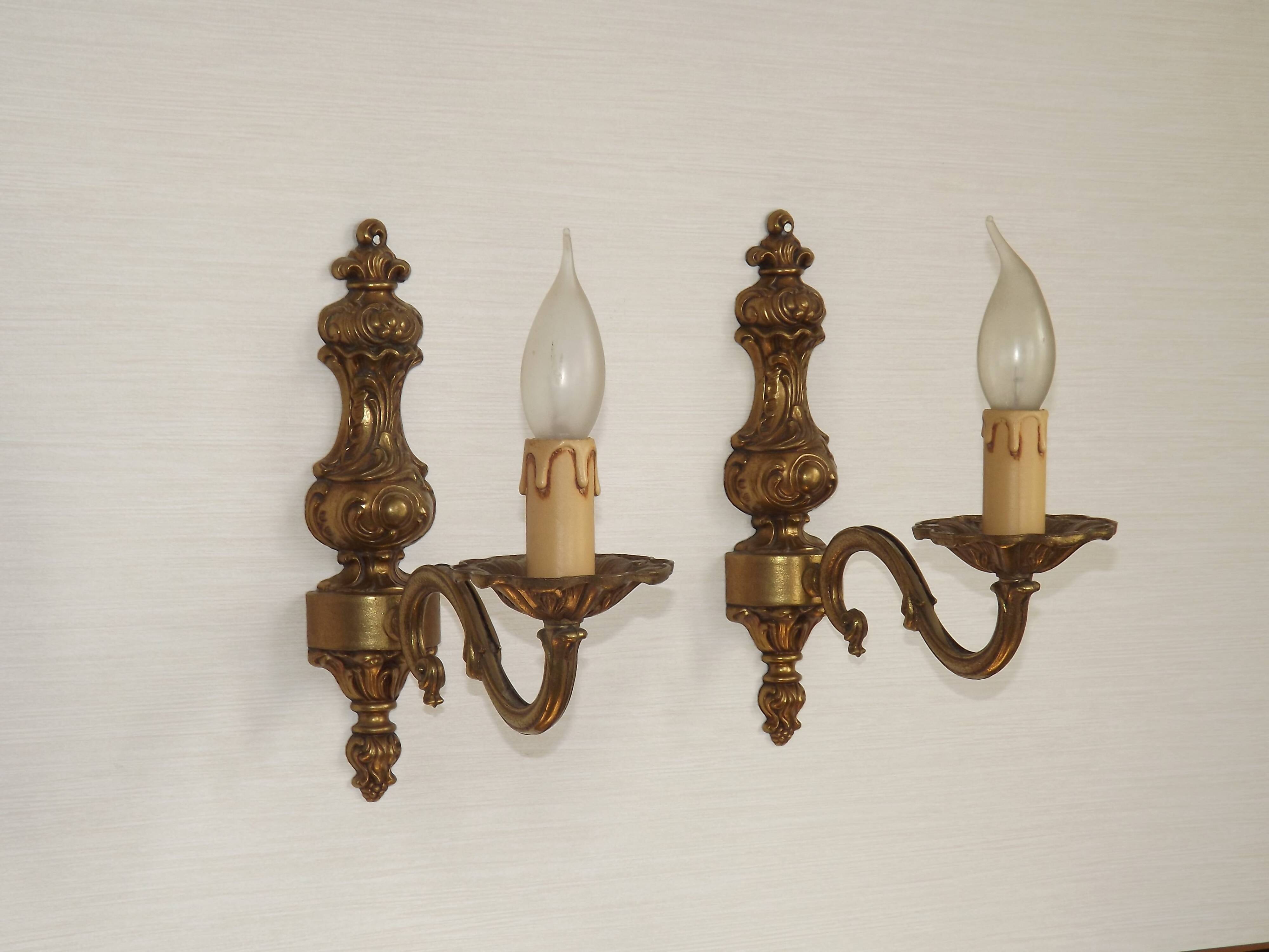 Pair Of Elegant Vintage French Traditional Style Bronze Single Wall Lights
