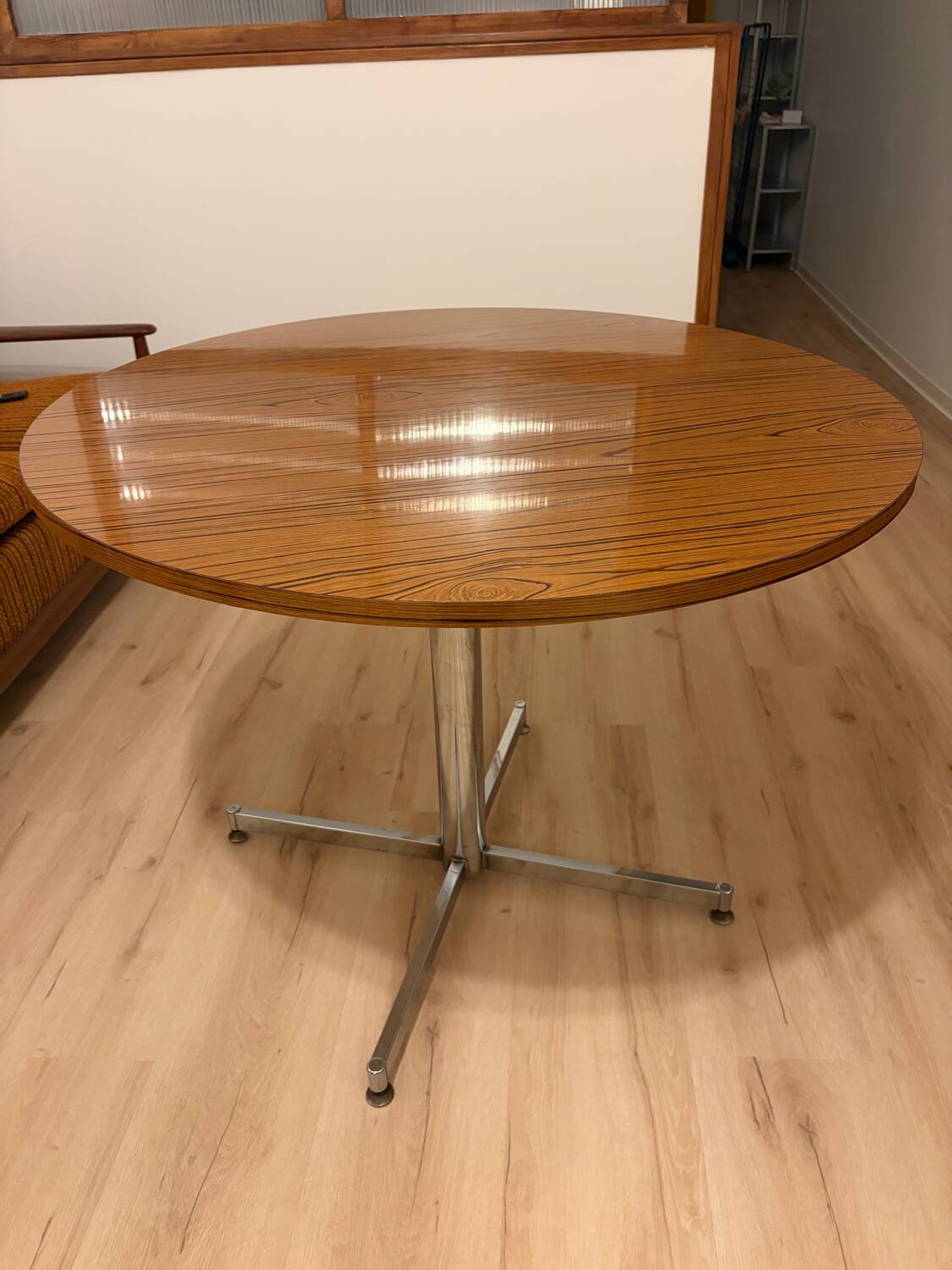 Table à manger ronde en Formica/acier 100 cm Space age année 80