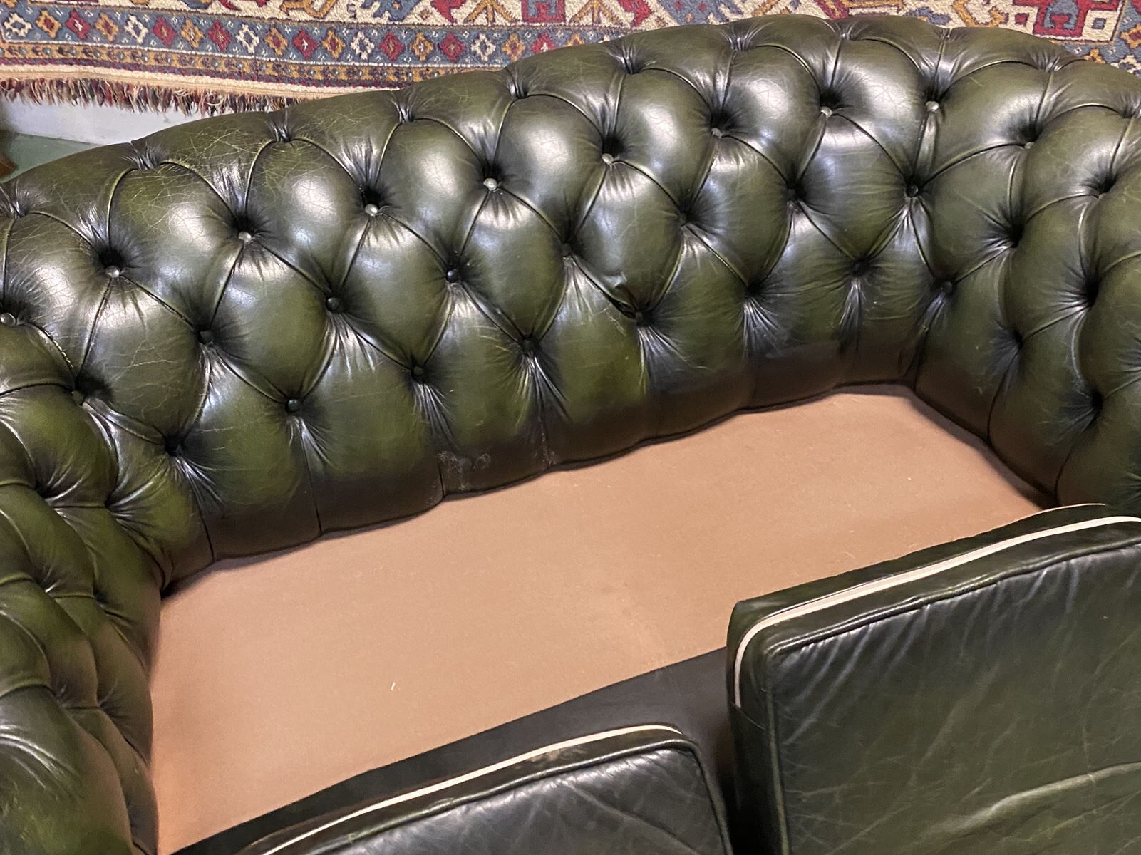 Chesterfield 2-seater green leather sofa from the 1980s