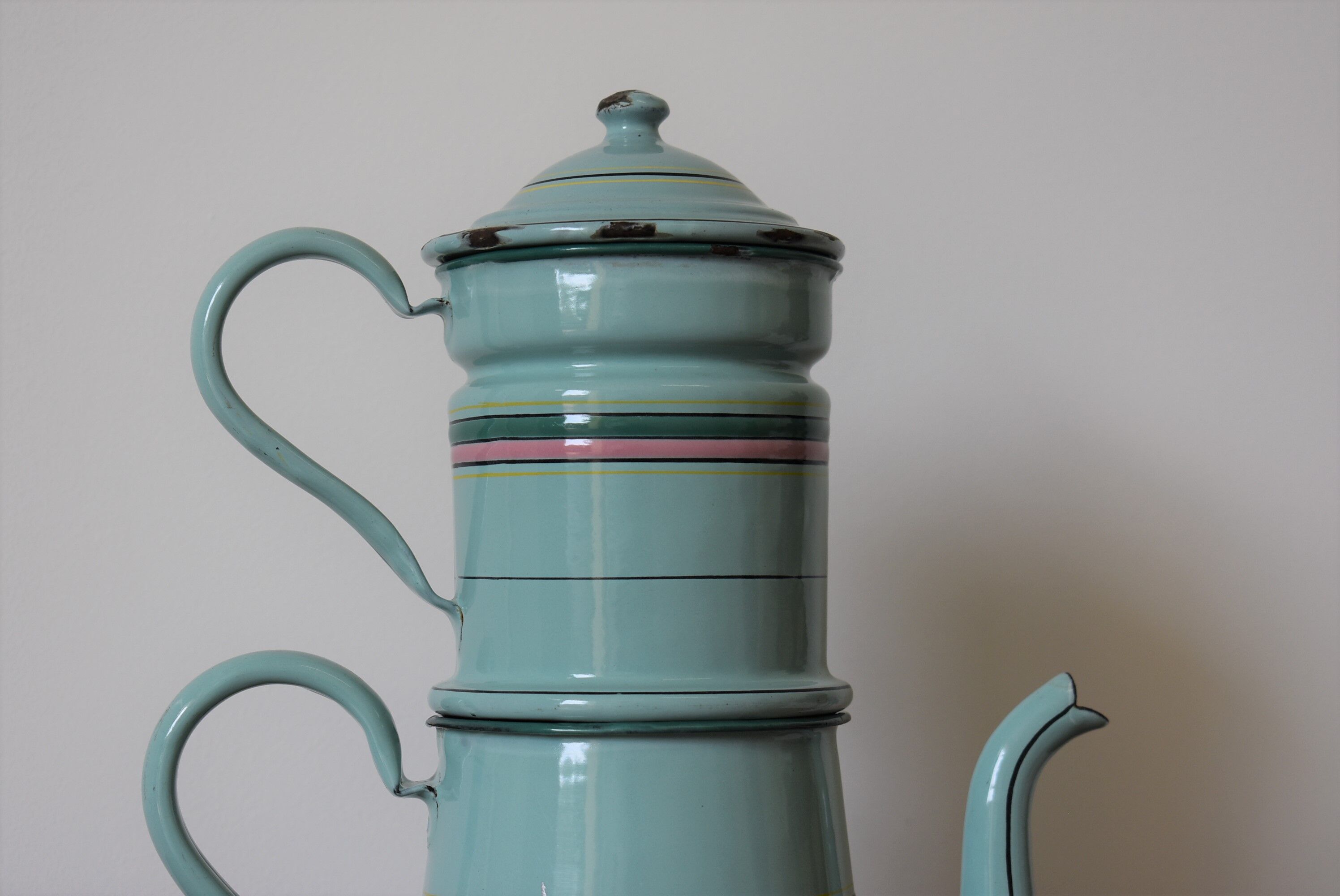 Pretty enamelled filter coffee maker