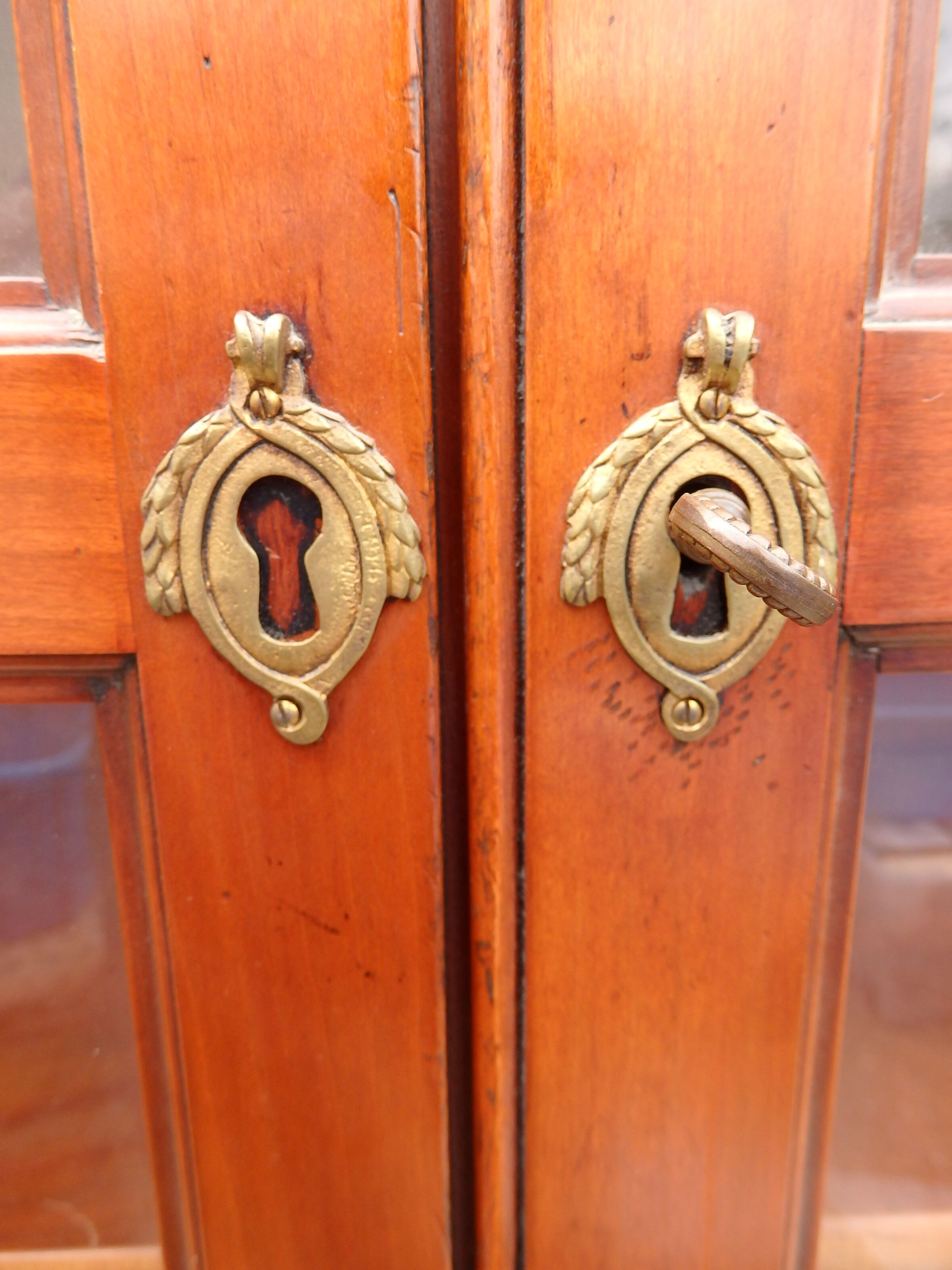 Showcase Louis XVI style