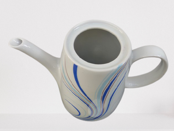 Ghillian teapot in porcelain