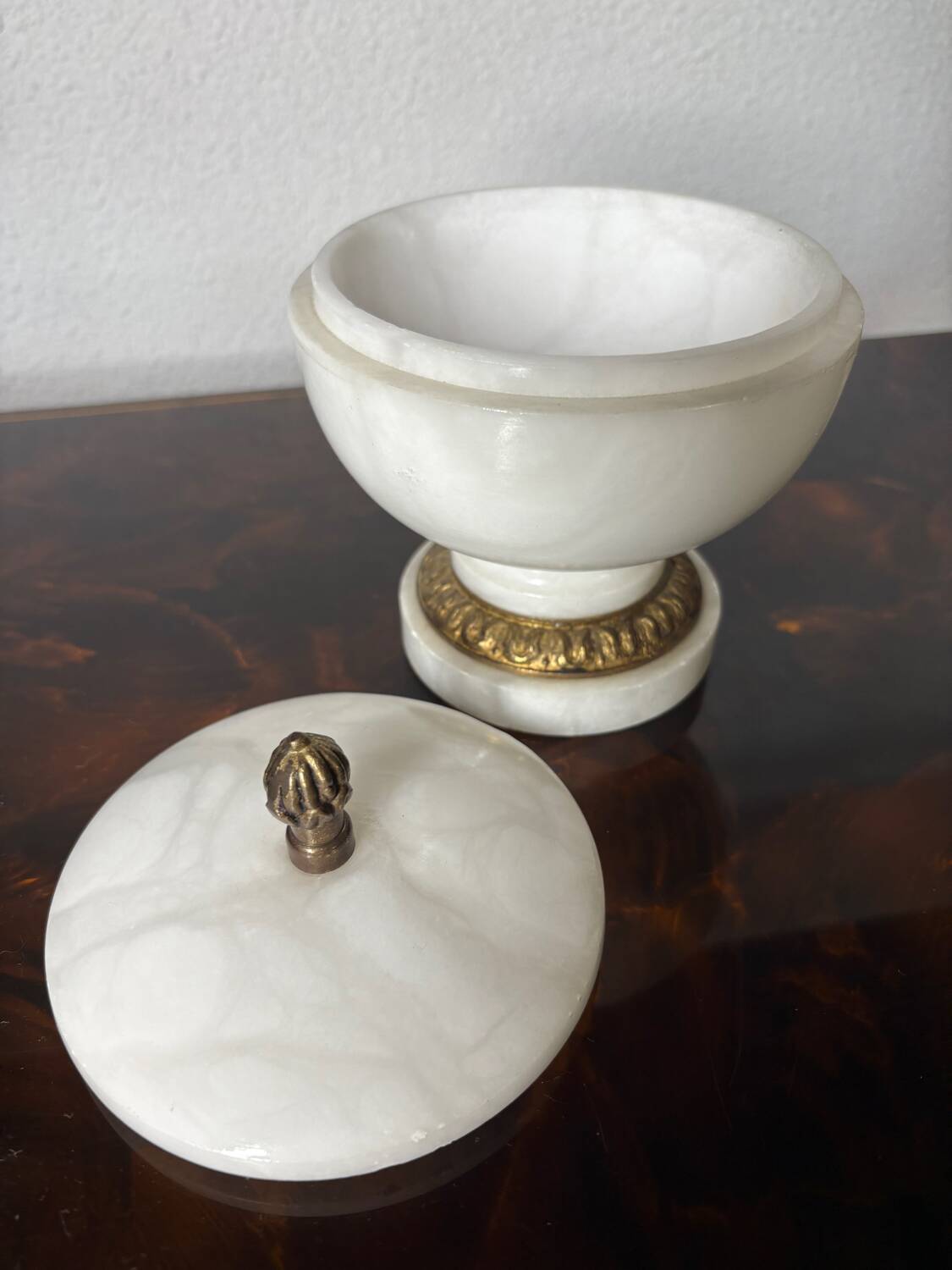 Bonbonnière en albâtre et bronze doré