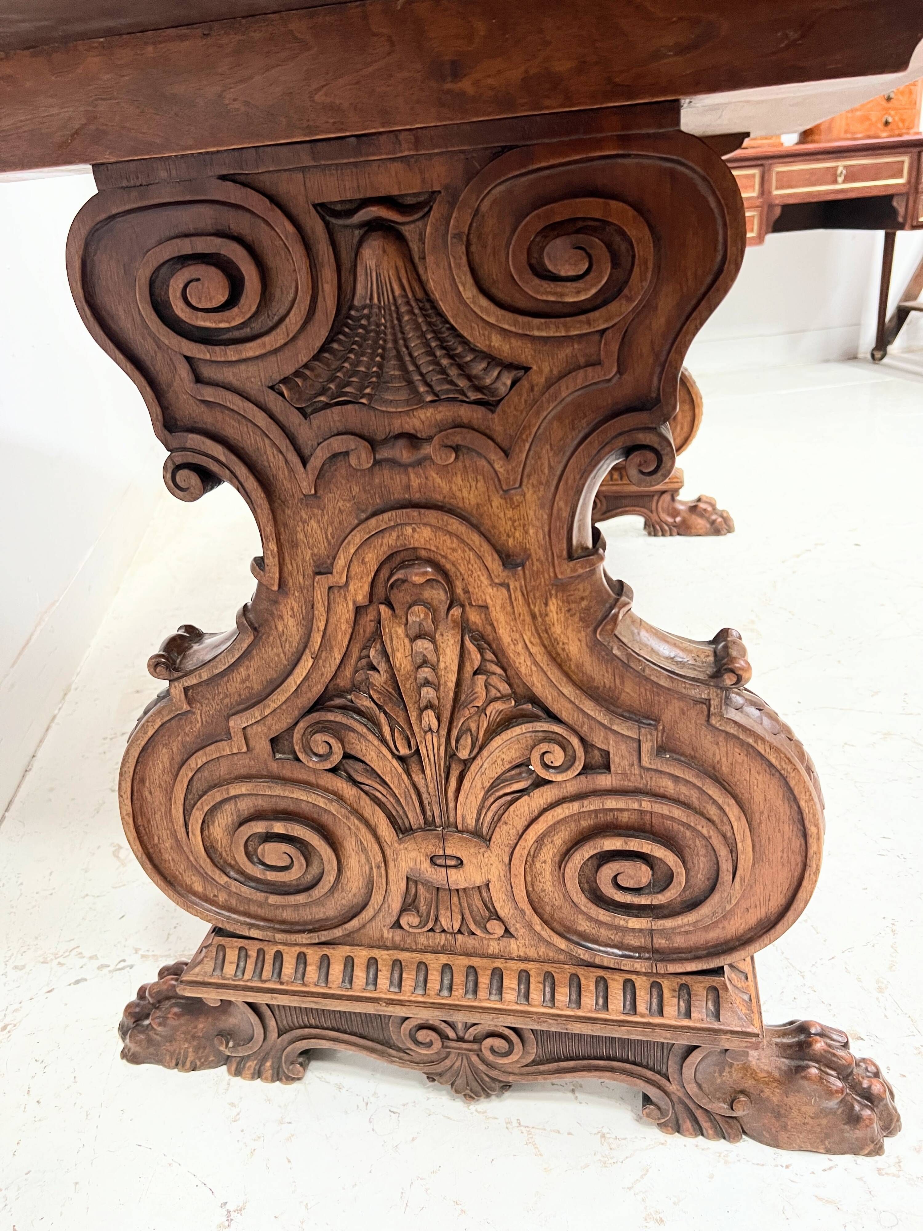 Table a manger de style Renaissance en bois massif sculpté XX siècle