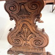 Table a manger de style Renaissance en bois massif sculpté XX siècle