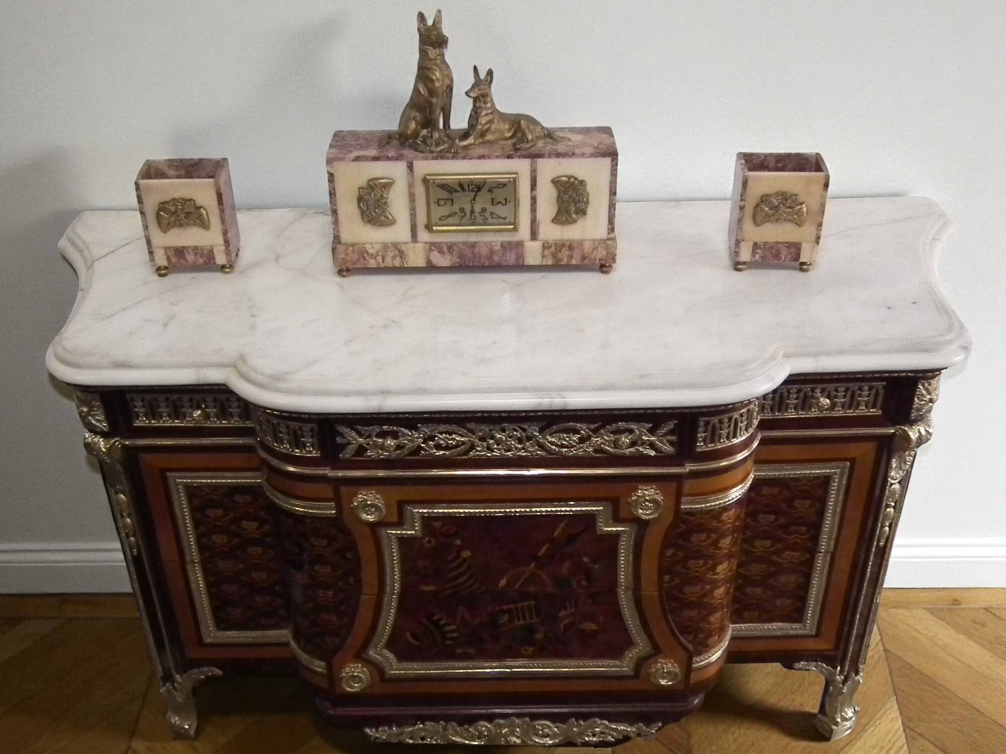 Un buffet style Louis XV avec marbre blanc, orné de bronze, cinq tiroirs