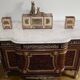 Un buffet style Louis XV avec marbre blanc, orné de bronze, cinq tiroirs