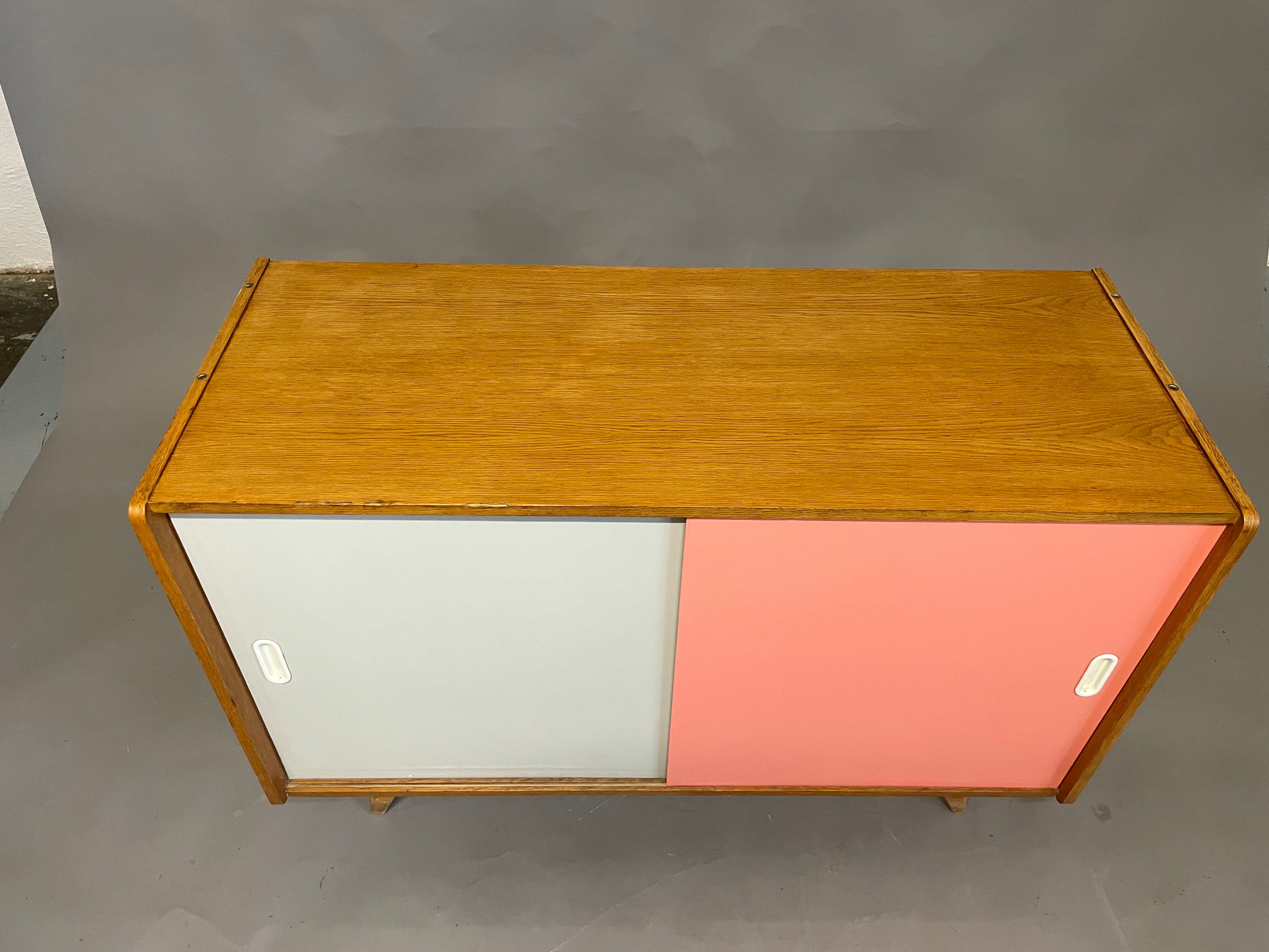 Cabinet U452 de Jiri Jiroutek