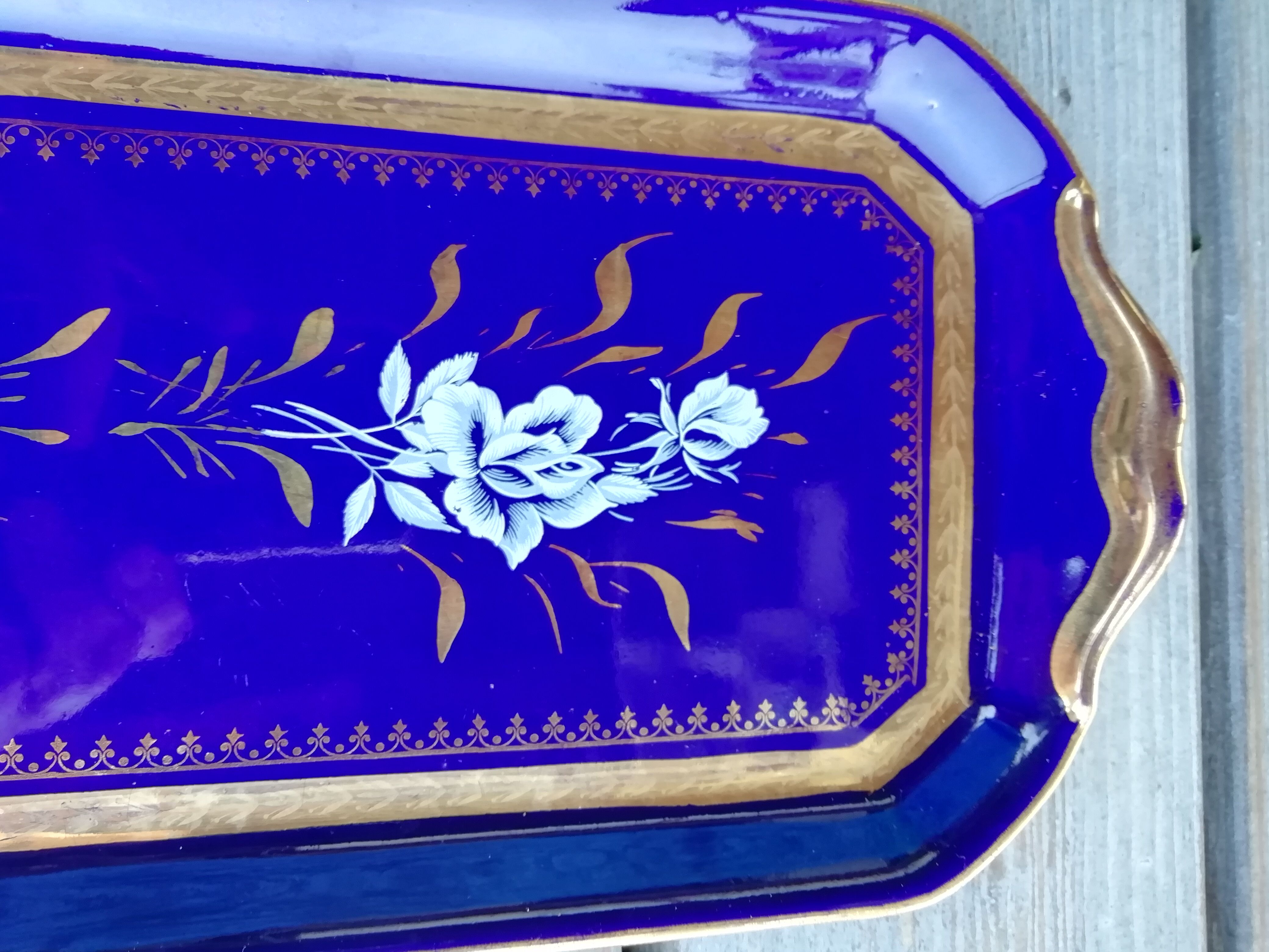 Blue and gold cake dish