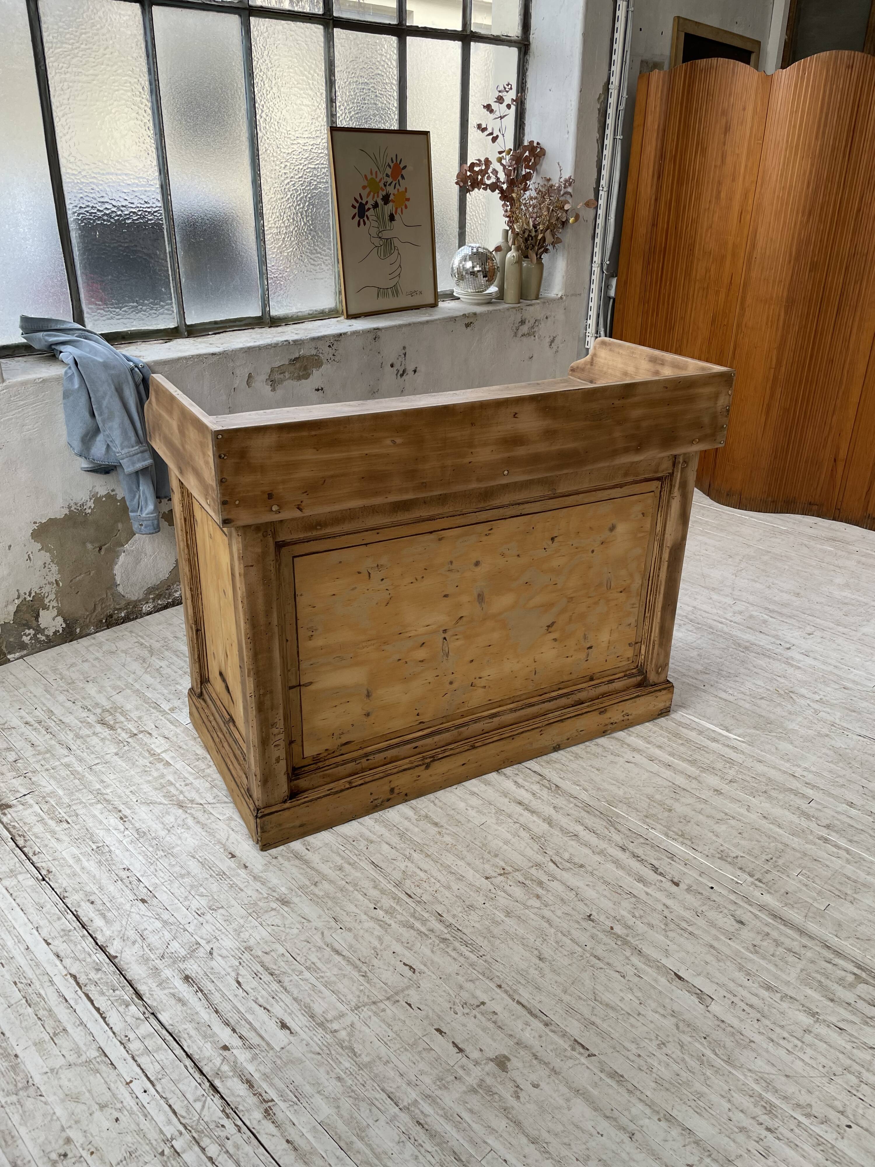 Trading counter central island pine