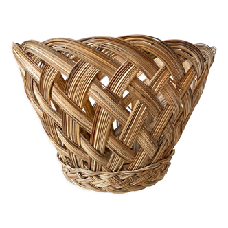 Woven wicker planter