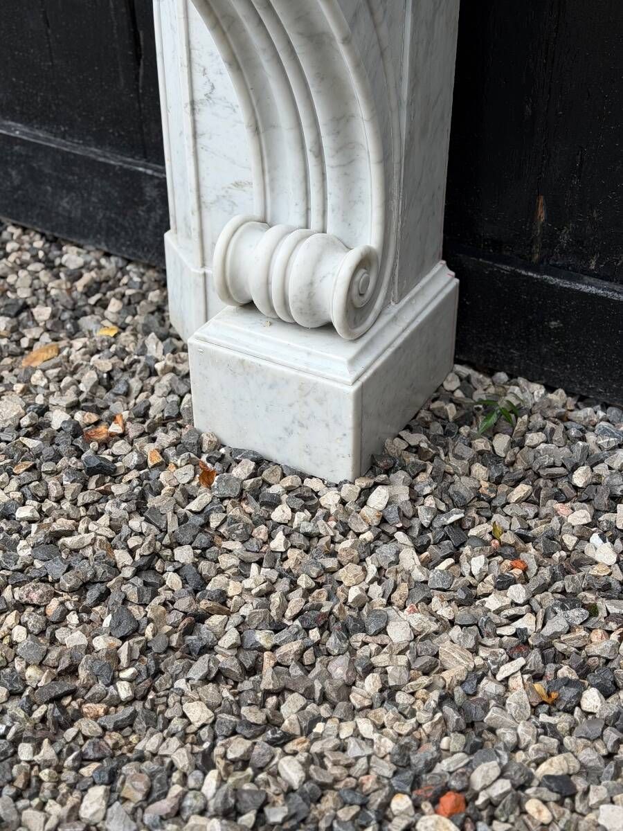 Large Charles X fireplace in white Carrara marble, 19th century.