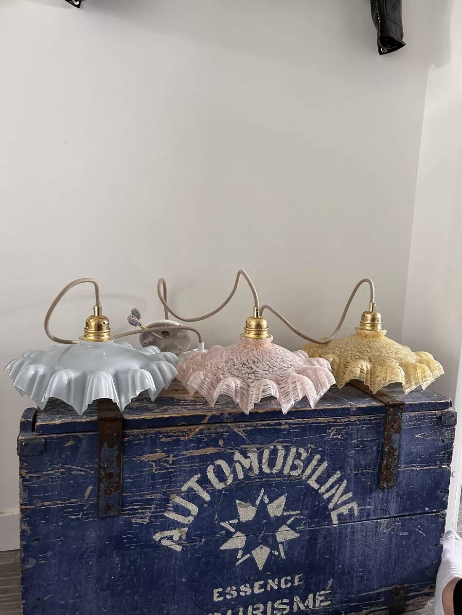 Lot de trois suspensions vintage en verre pastel