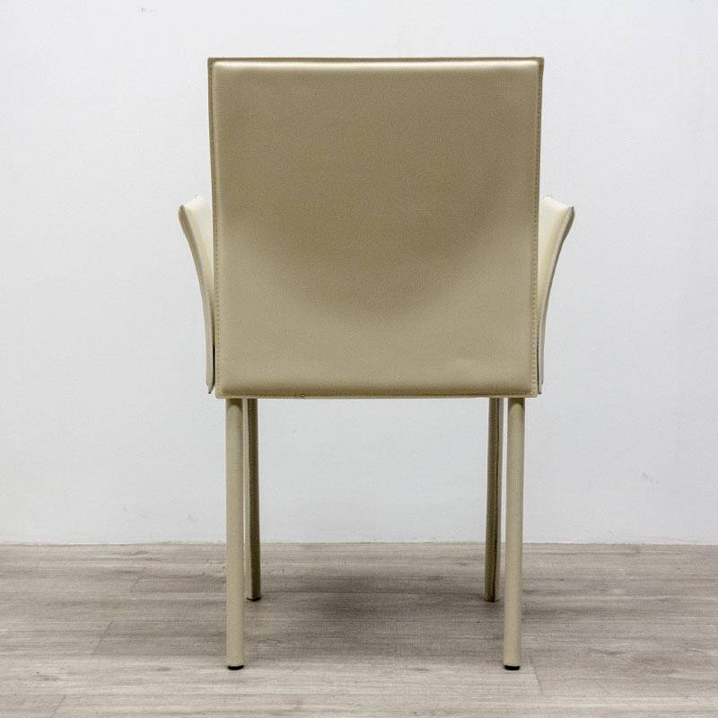 Chaise en cuir beige avec accoudoirs