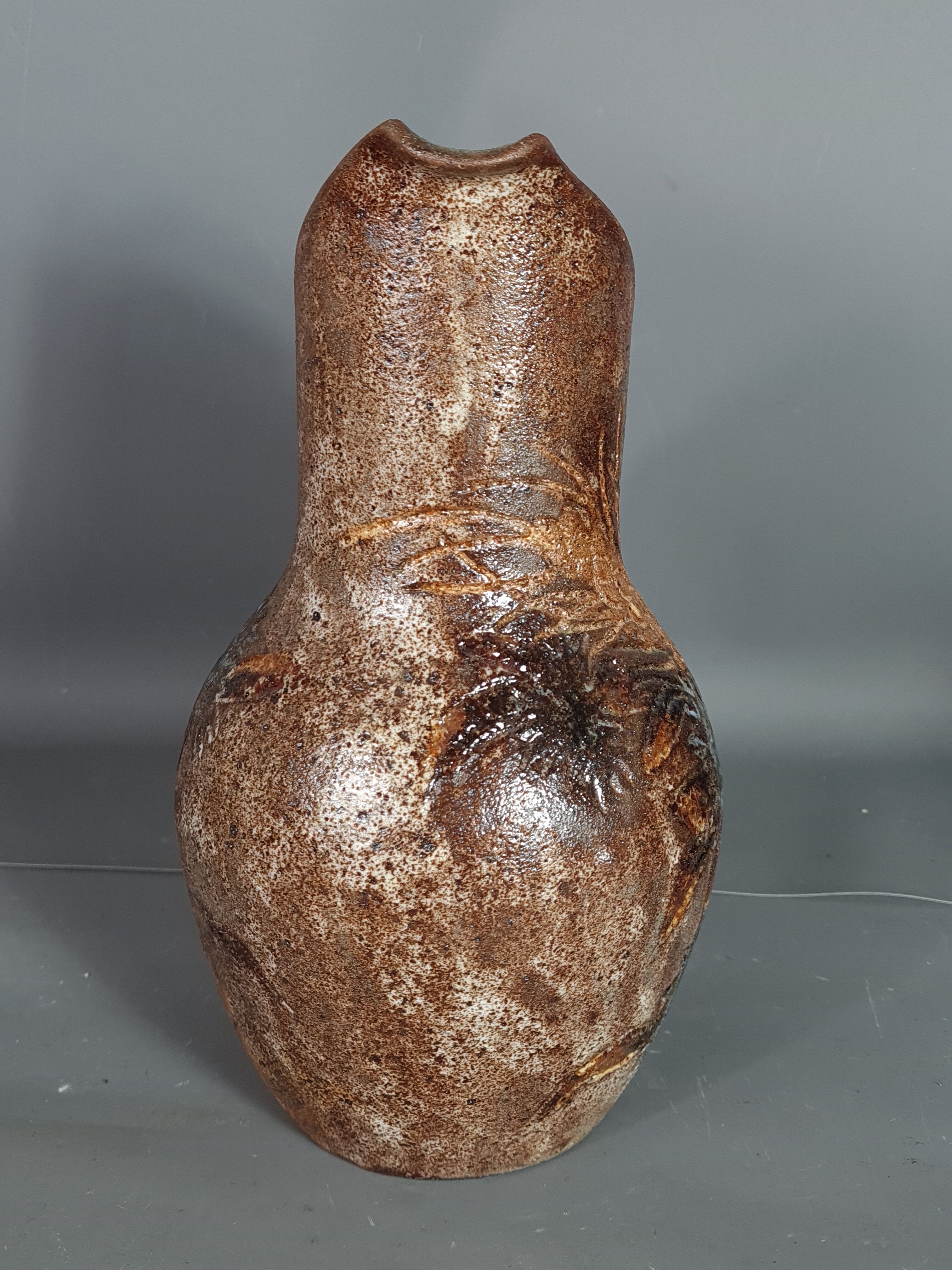 A. Kostanda à Vallauris: pichet en grès émaillé, signé. 22 cm Parfait état. SB