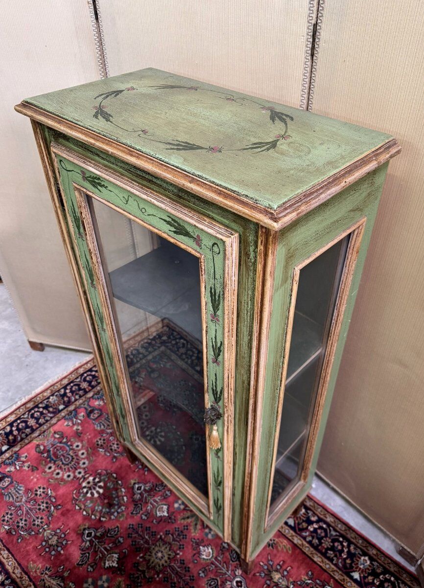 Venetian display cabinet in painted wood