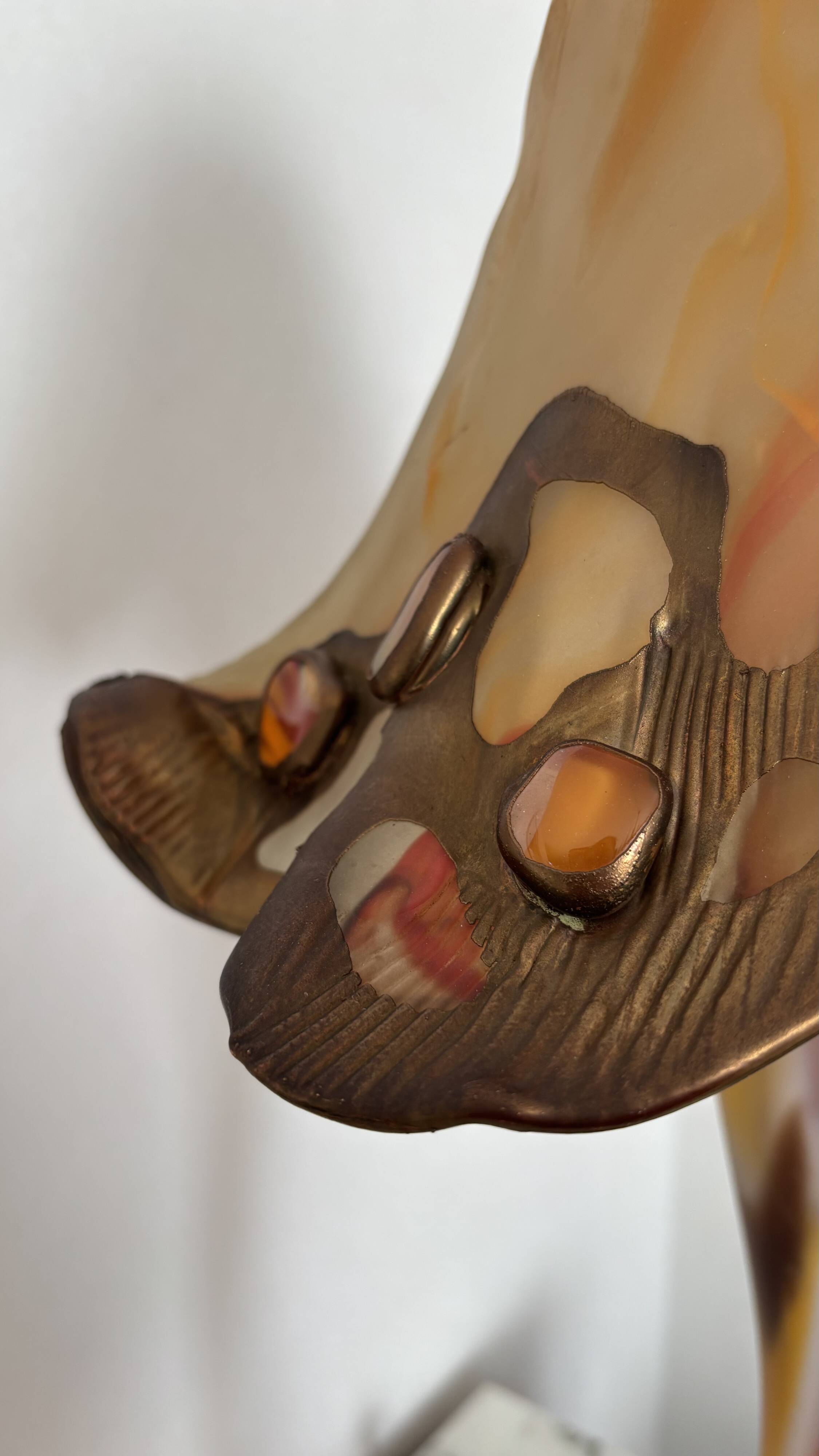 Mushroom-shaped glass paste lamp