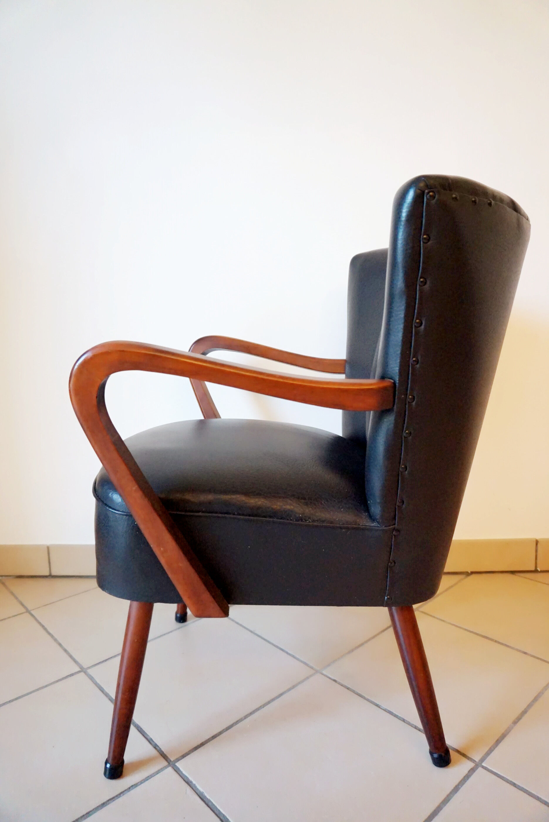 Black cocktail Chair with armrests