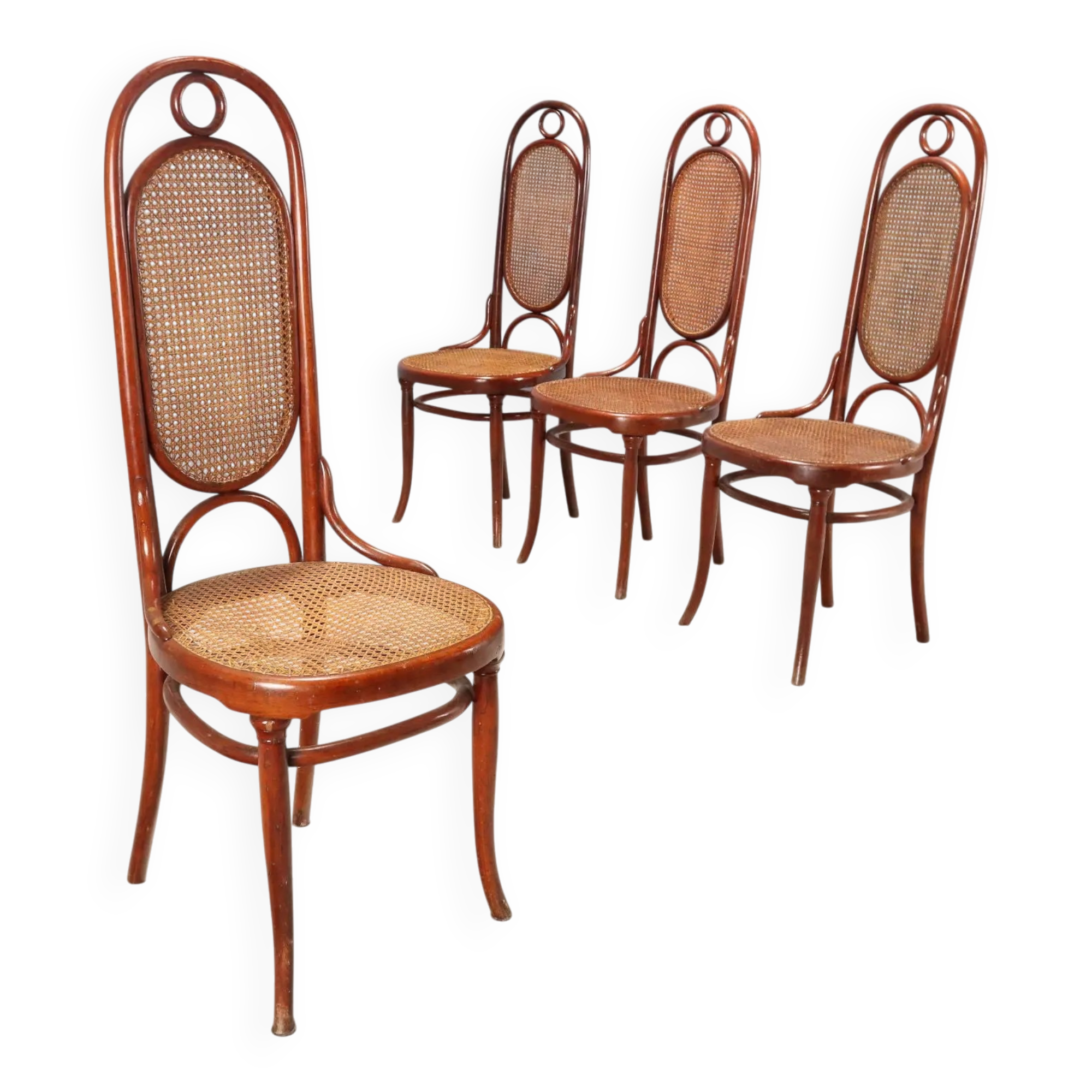 Lot de quatre chaises Thonet anciennes en hêtre cintré teinté acajou, Vienne, XXe siècle