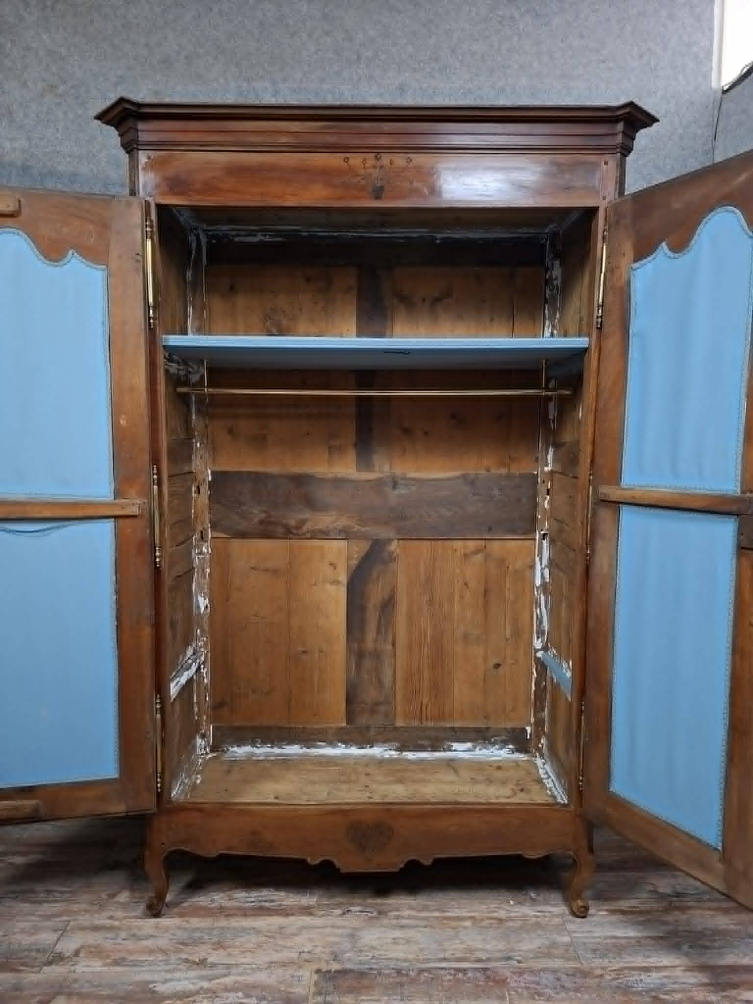 Armoire régionale époque Louis XV en noyer massif.