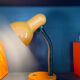 Petite lampe orange de bureau