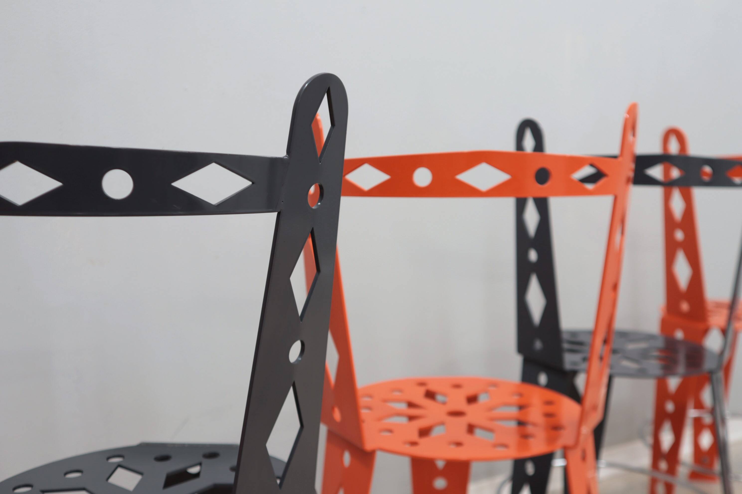 Suite de 6 chaises post-modernes en métal laqué artifort années 2000