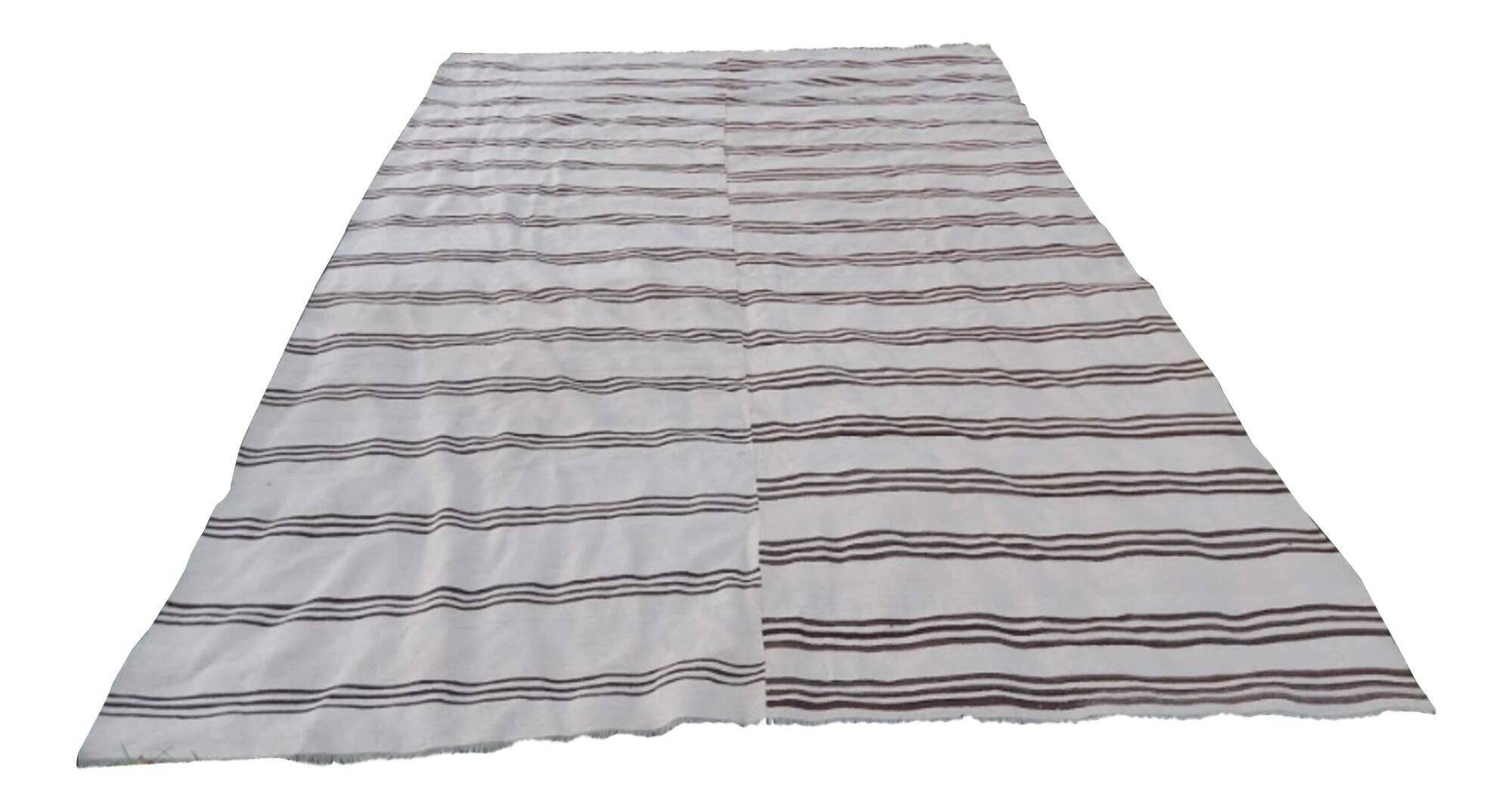 Vintage Turkish kilim, handwoven, 280x380 cm.