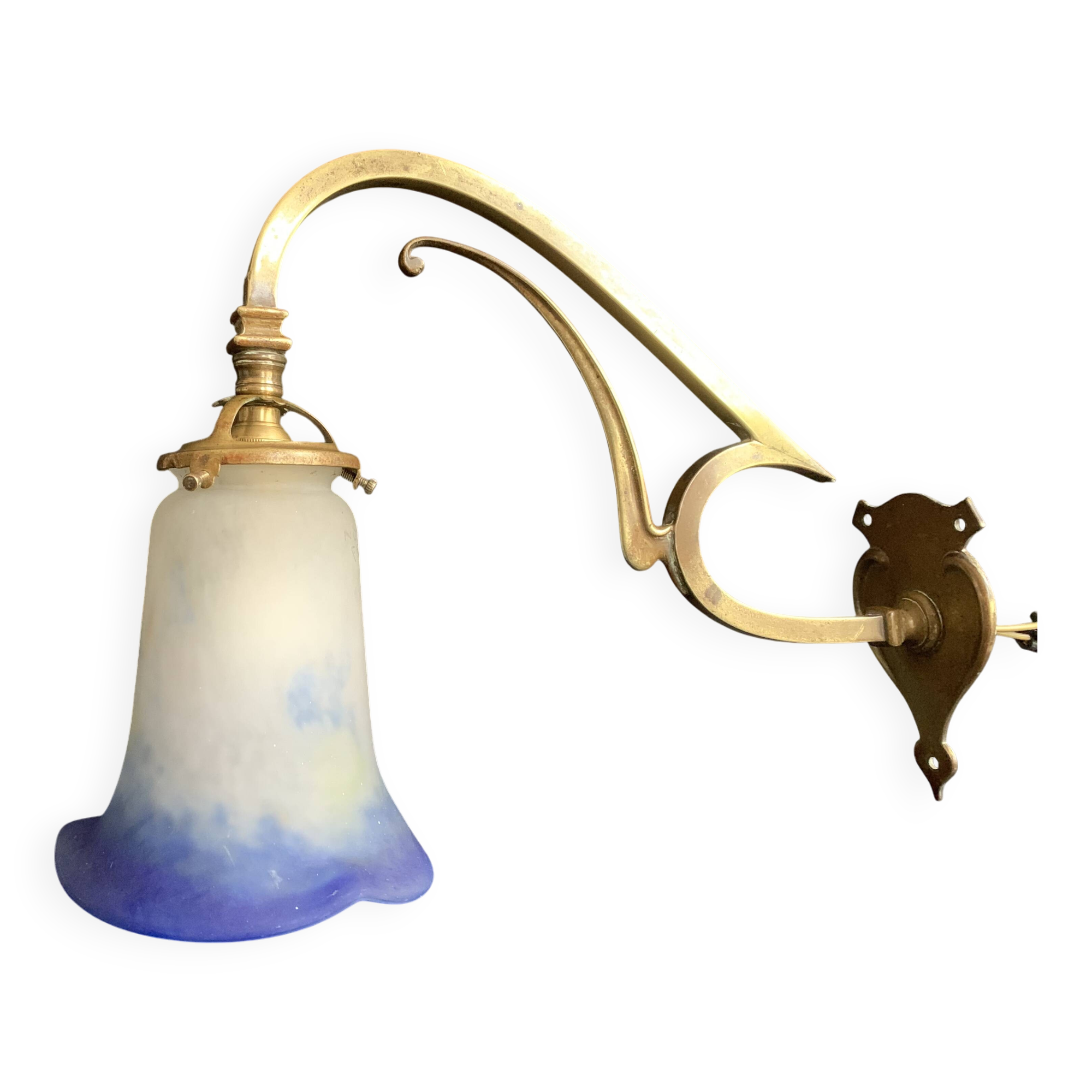 Art Nouveau wall light in gilded brass and glass paste tulip