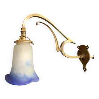 Art Nouveau wall light in gilded brass and glass paste tulip
