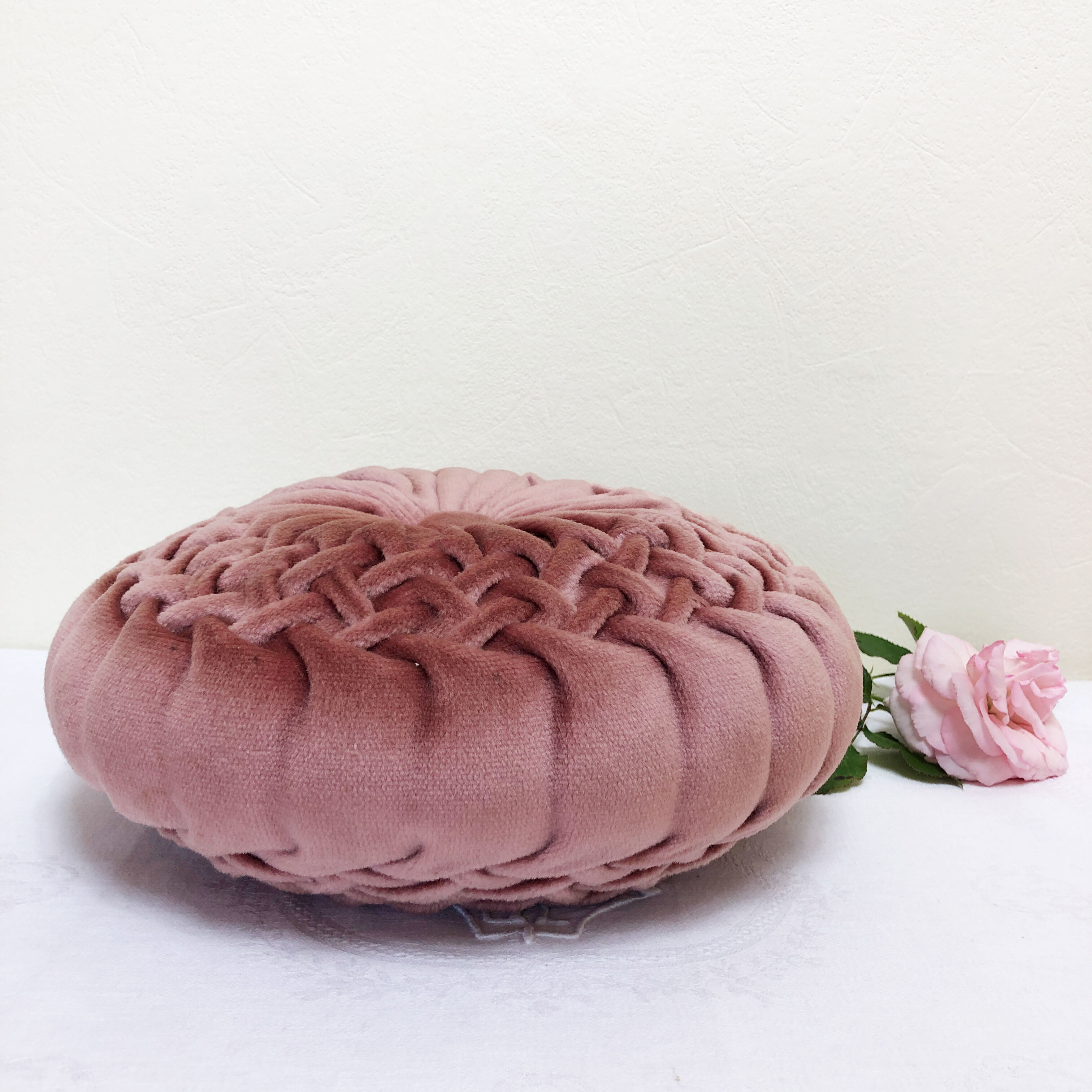 Coussin plissé ancien en velours rose