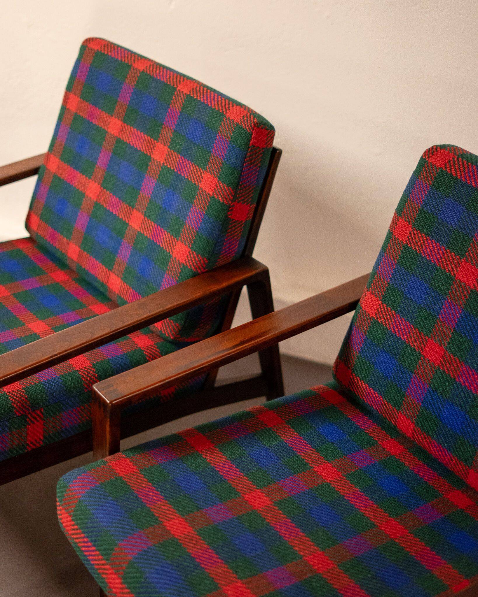 Fauteuil Knoll Antimott en noyer et tartan