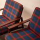 Fauteuil Knoll Antimott en noyer et tartan