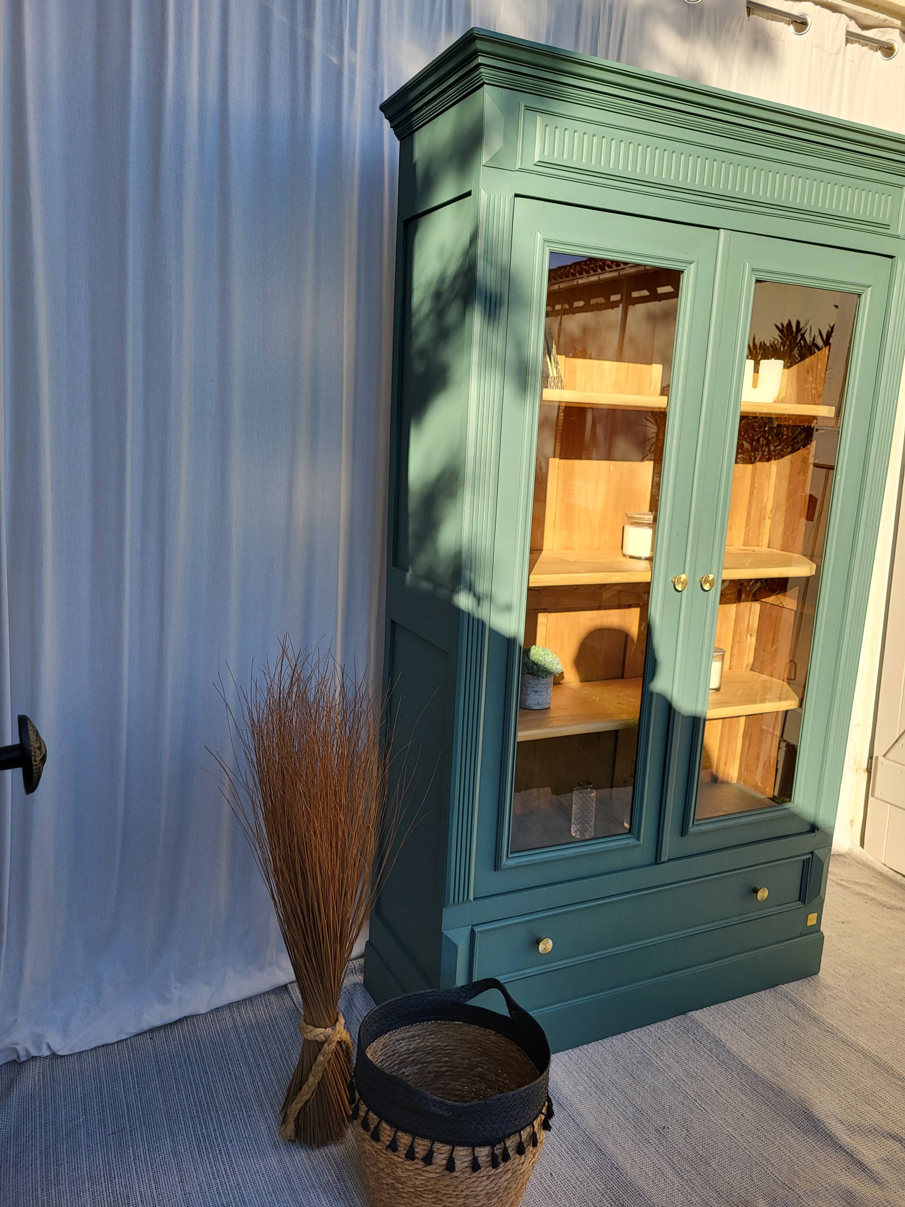 2 glass door dresser