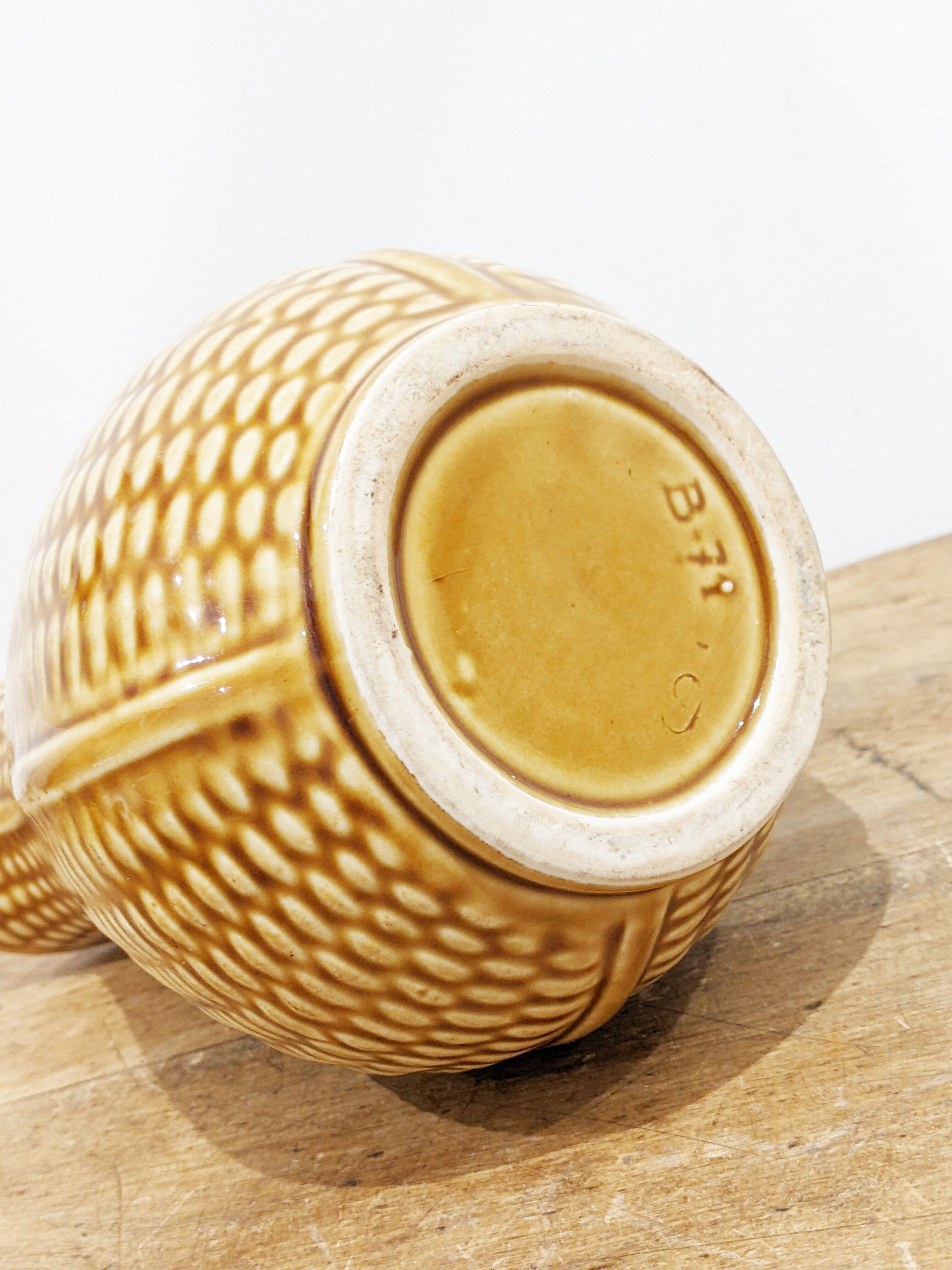Vintage decanter ('60) pattern "grains of rice". Honey color. In perfect condition.