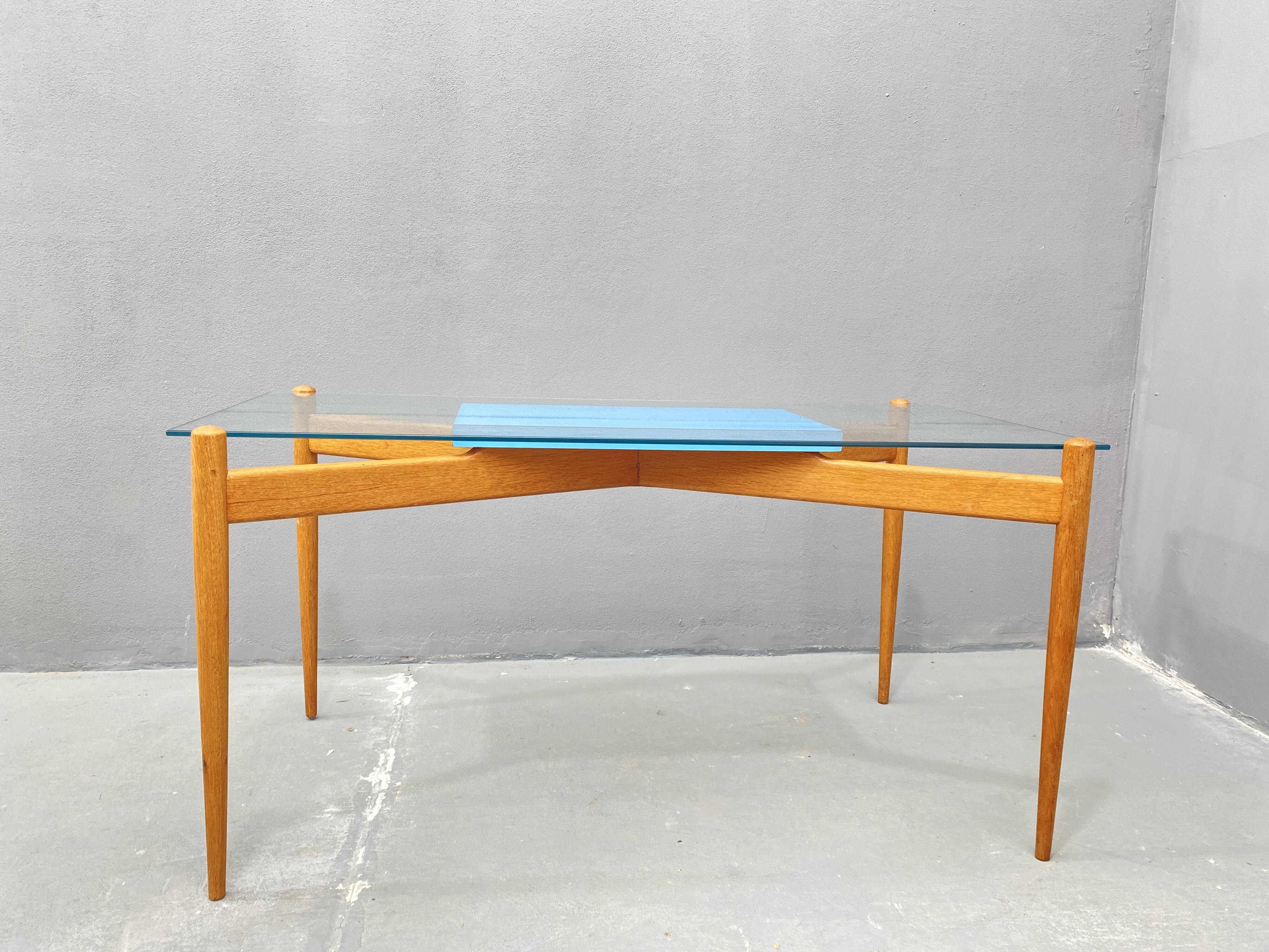 Table basse en verre avec cadre en bois, années 1960, Tchécoslovaquie