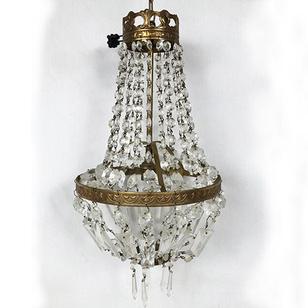 Small hot air balloon chandelier with grapevines